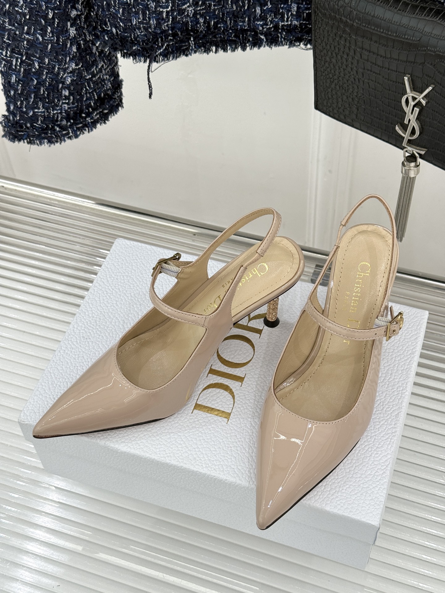 Dior/迪奥26WF早春新品极简尖头金属跟高跟后空凉鞋以极简笔触重塑法式高定优雅。甄选亮泽漆皮打造利落