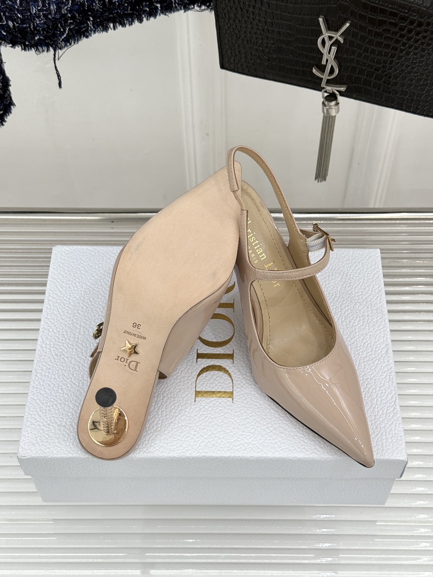 Dior/迪奥26WF早春新品极简尖头金属跟高跟后空凉鞋以极简笔触重塑法式高定优雅。甄选亮泽漆皮打造利落