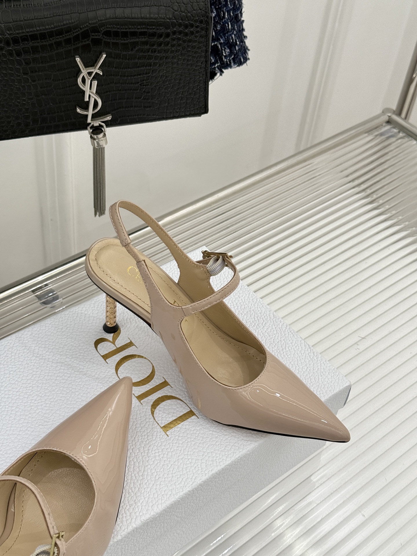 Dior/迪奥26WF早春新品极简尖头金属跟高跟后空凉鞋以极简笔触重塑法式高定优雅。甄选亮泽漆皮打造利落