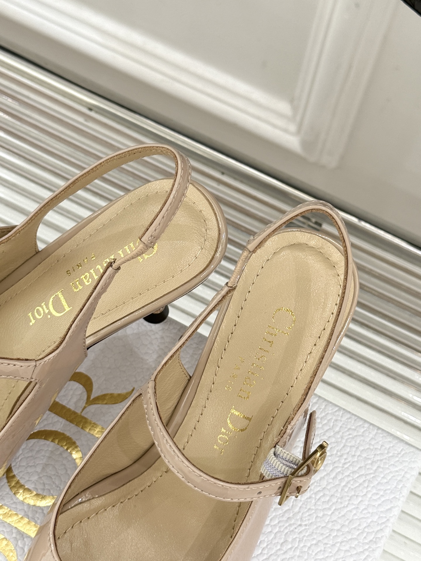 Dior/迪奥26WF早春新品极简尖头金属跟高跟后空凉鞋以极简笔触重塑法式高定优雅。甄选亮泽漆皮打造利落