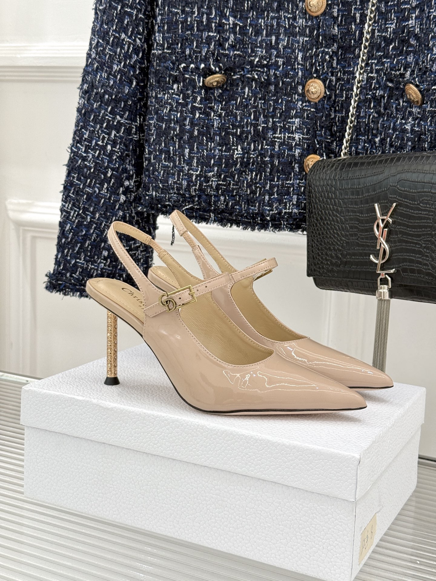 Dior/迪奥26WF早春新品极简尖头金属跟高跟后空凉鞋以极简笔触重塑法式高定优雅。甄选亮泽漆皮打造利落