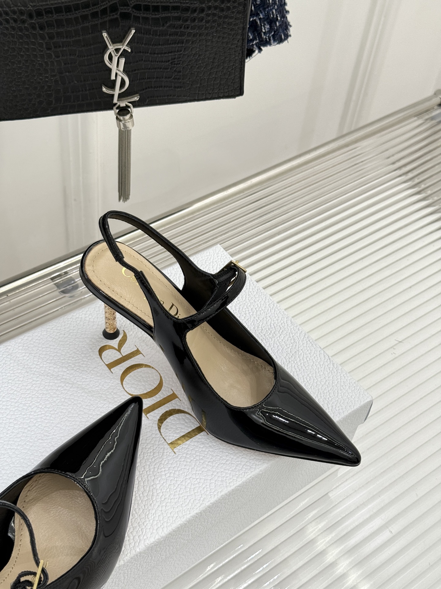 Dior/迪奥26WF早春新品极简尖头金属跟高跟后空凉鞋以极简笔触重塑法式高定优雅。甄选亮泽漆皮打造利落