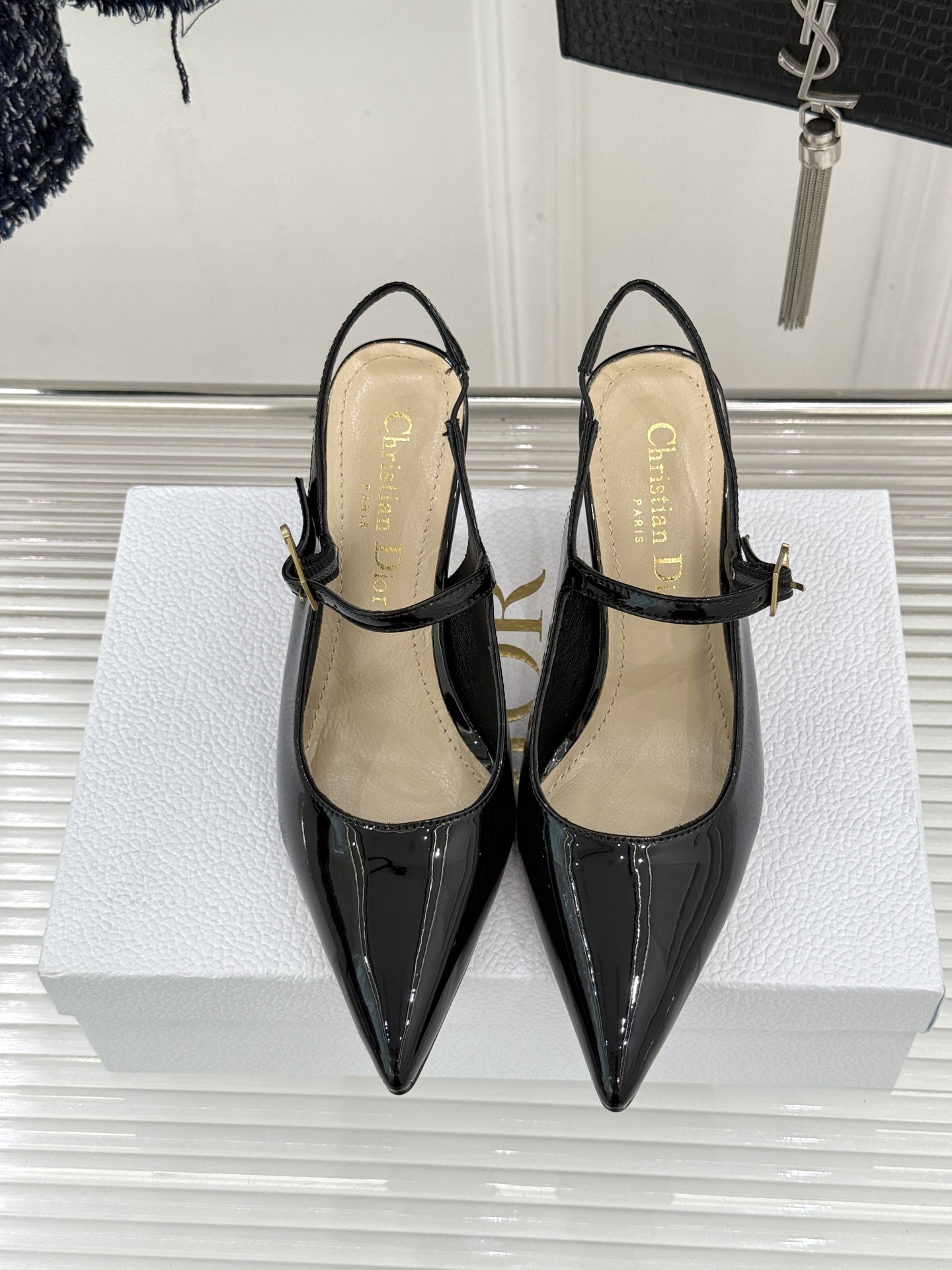 Dior/迪奥26WF早春新品极简尖头金属跟高跟后空凉鞋以极简笔触重塑法式高定优雅。甄选亮泽漆皮打造利落