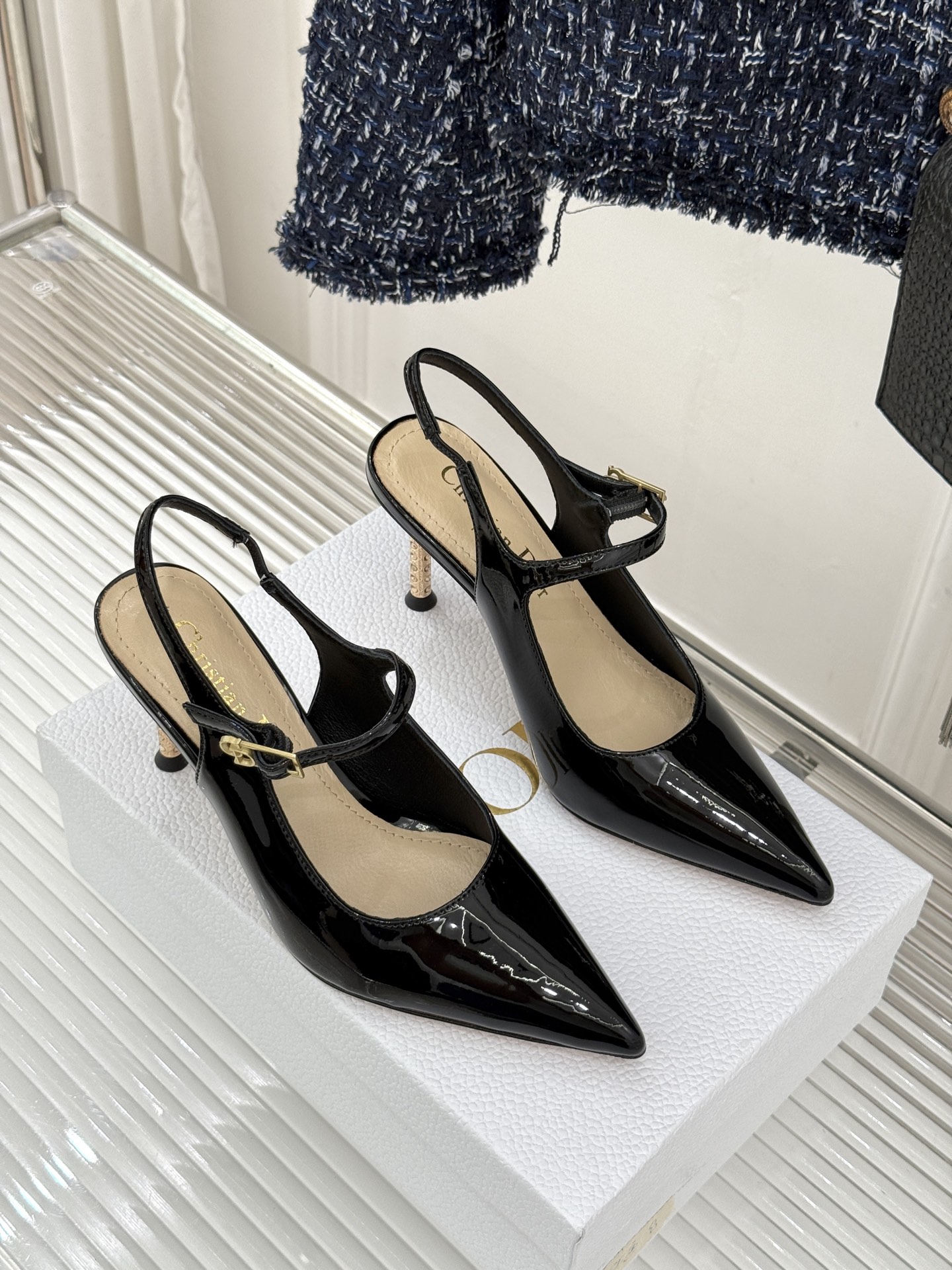 Dior/迪奥26WF早春新品极简尖头金属跟高跟后空凉鞋以极简笔触重塑法式高定优雅。甄选亮泽漆皮打造利落