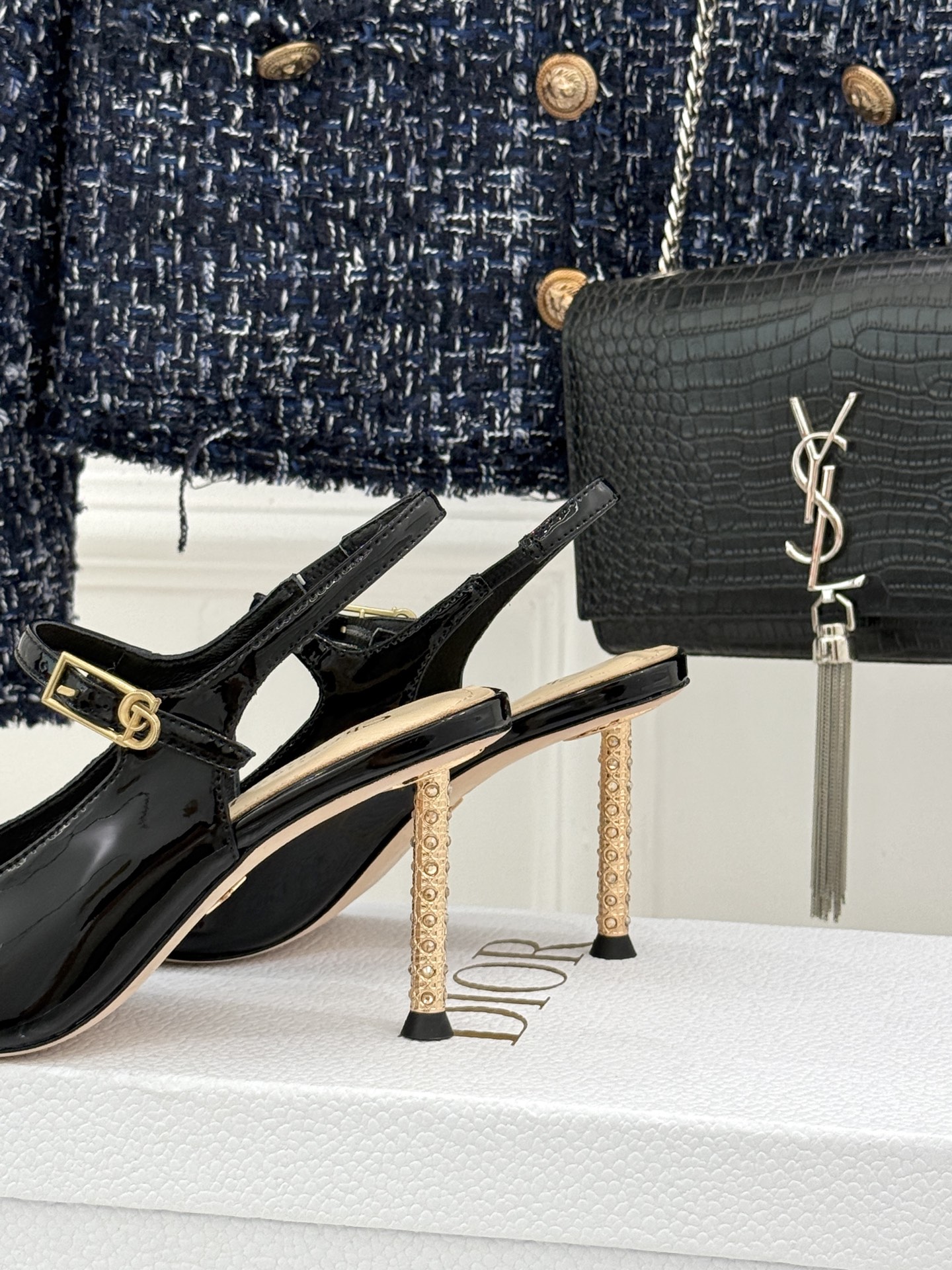 Dior/迪奥26WF早春新品极简尖头金属跟高跟后空凉鞋以极简笔触重塑法式高定优雅。甄选亮泽漆皮打造利落