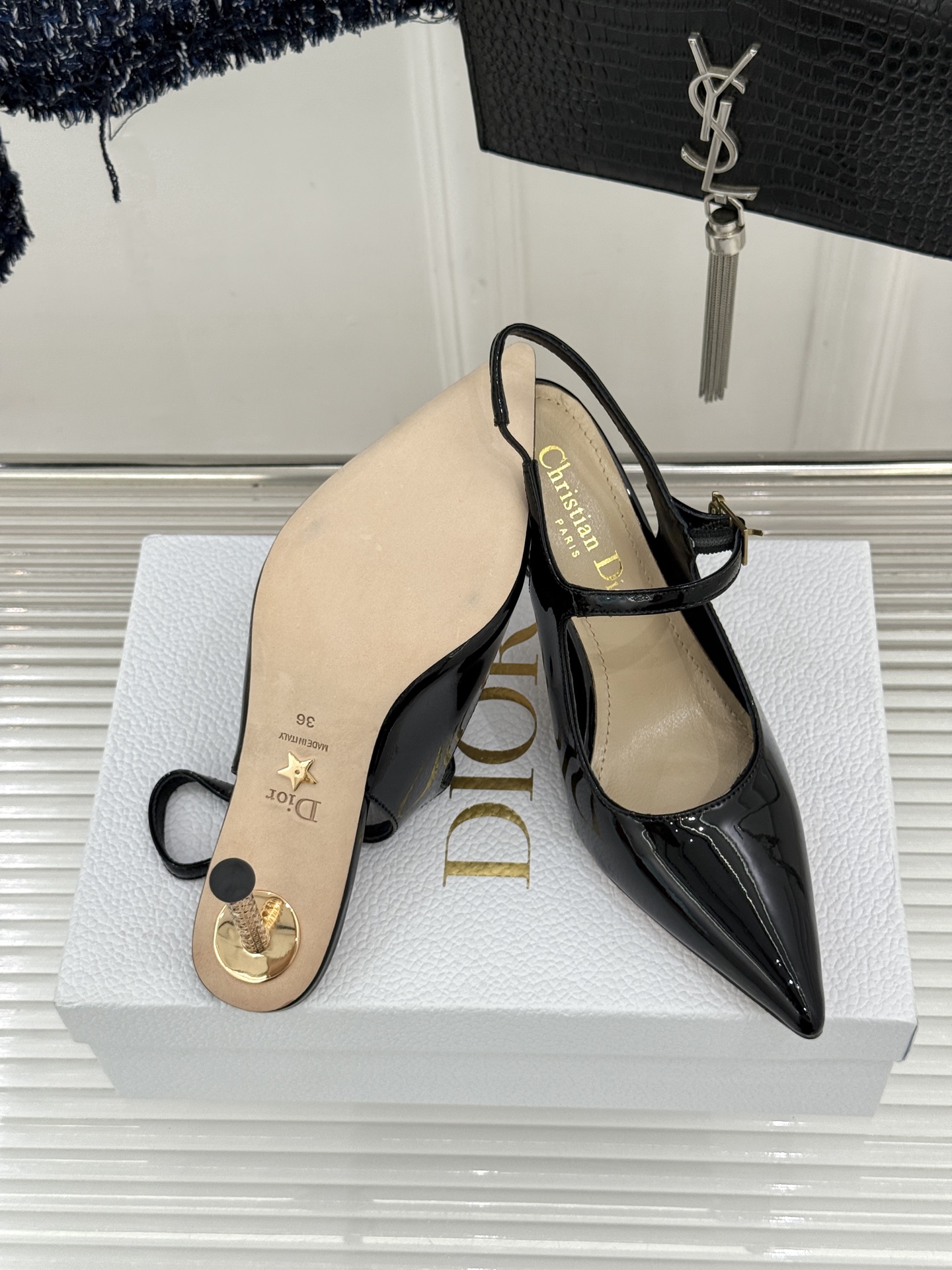 Dior/迪奥26WF早春新品极简尖头金属跟高跟后空凉鞋以极简笔触重塑法式高定优雅。甄选亮泽漆皮打造利落