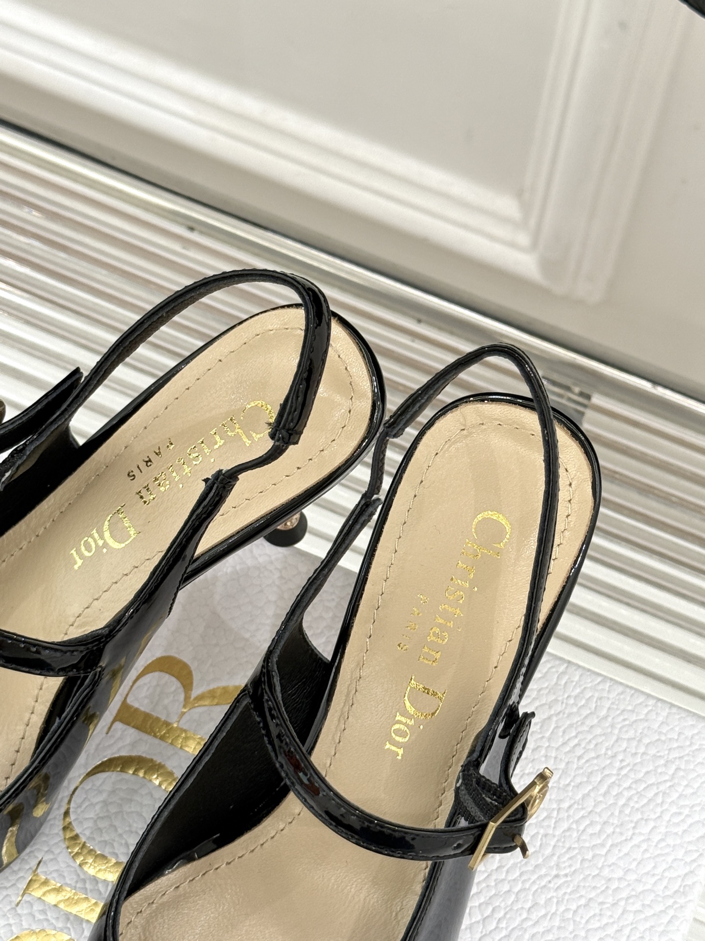 Dior/迪奥26WF早春新品极简尖头金属跟高跟后空凉鞋以极简笔触重塑法式高定优雅。甄选亮泽漆皮打造利落