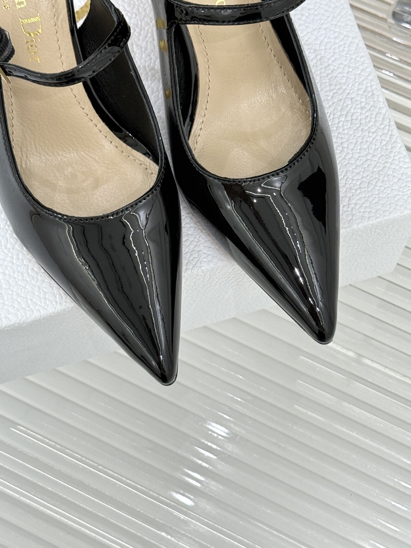 Dior/迪奥26WF早春新品极简尖头金属跟高跟后空凉鞋以极简笔触重塑法式高定优雅。甄选亮泽漆皮打造利落