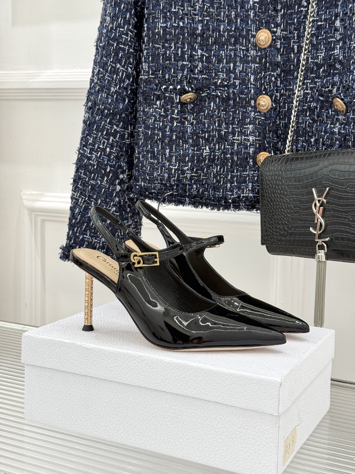 Dior/迪奥26WF早春新品极简尖头金属跟高跟后空凉鞋以极简笔触重塑法式高定优雅。甄选亮泽漆皮打造利落