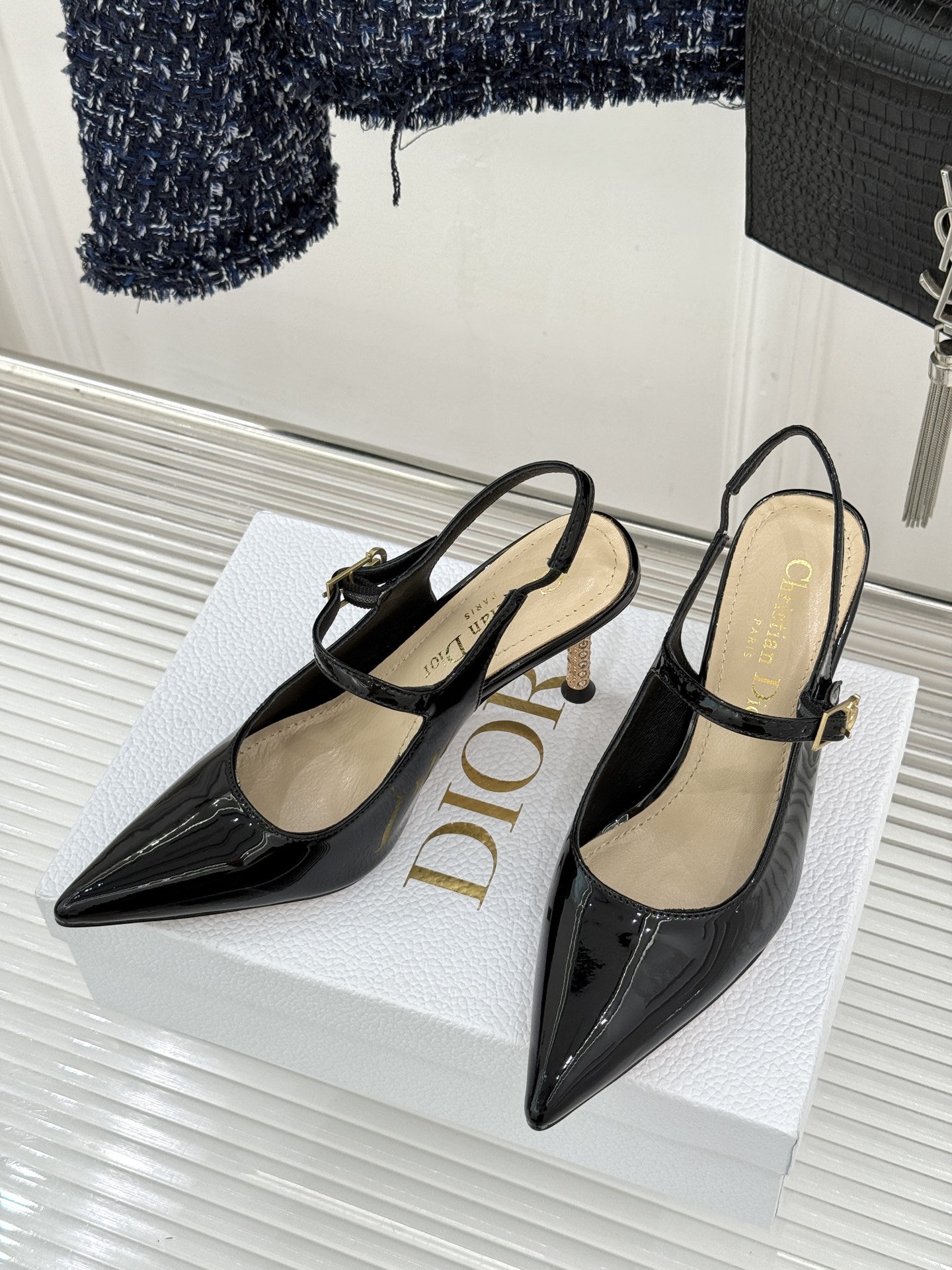 Dior/迪奥26WF早春新品极简尖头金属跟高跟后空凉鞋以极简笔触重塑法式高定优雅。甄选亮泽漆皮打造利落
