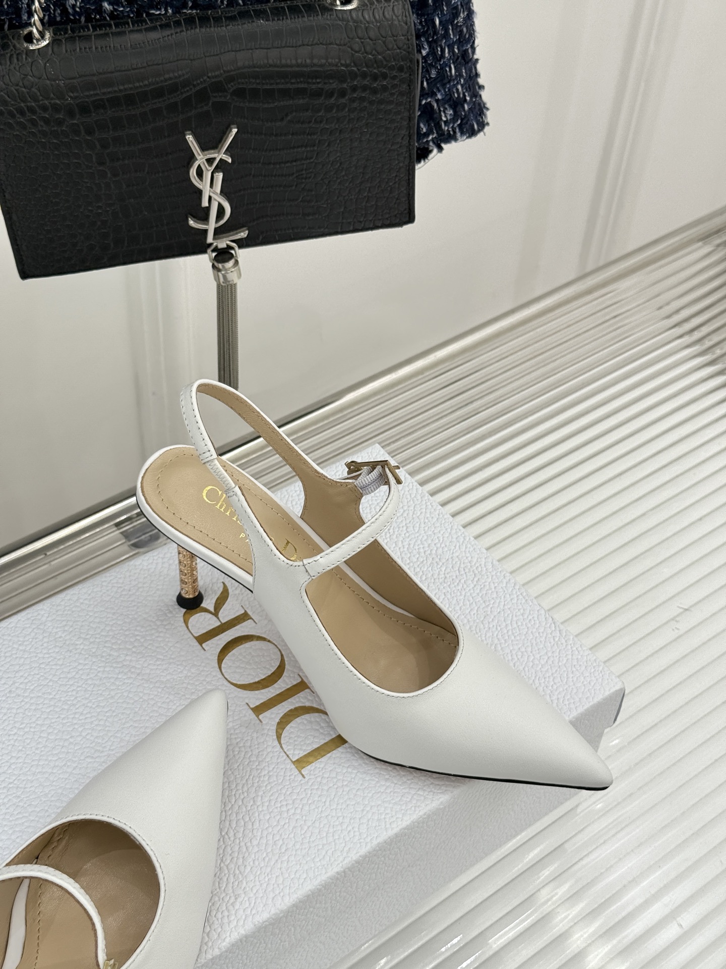 Dior/迪奥26WF早春新品极简尖头金属跟高跟后空凉鞋以极简笔触重塑法式高定优雅。甄选亮泽漆皮打造利落