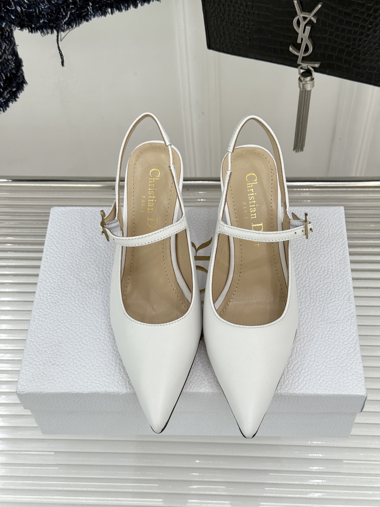 Dior/迪奥26WF早春新品极简尖头金属跟高跟后空凉鞋以极简笔触重塑法式高定优雅。甄选亮泽漆皮打造利落