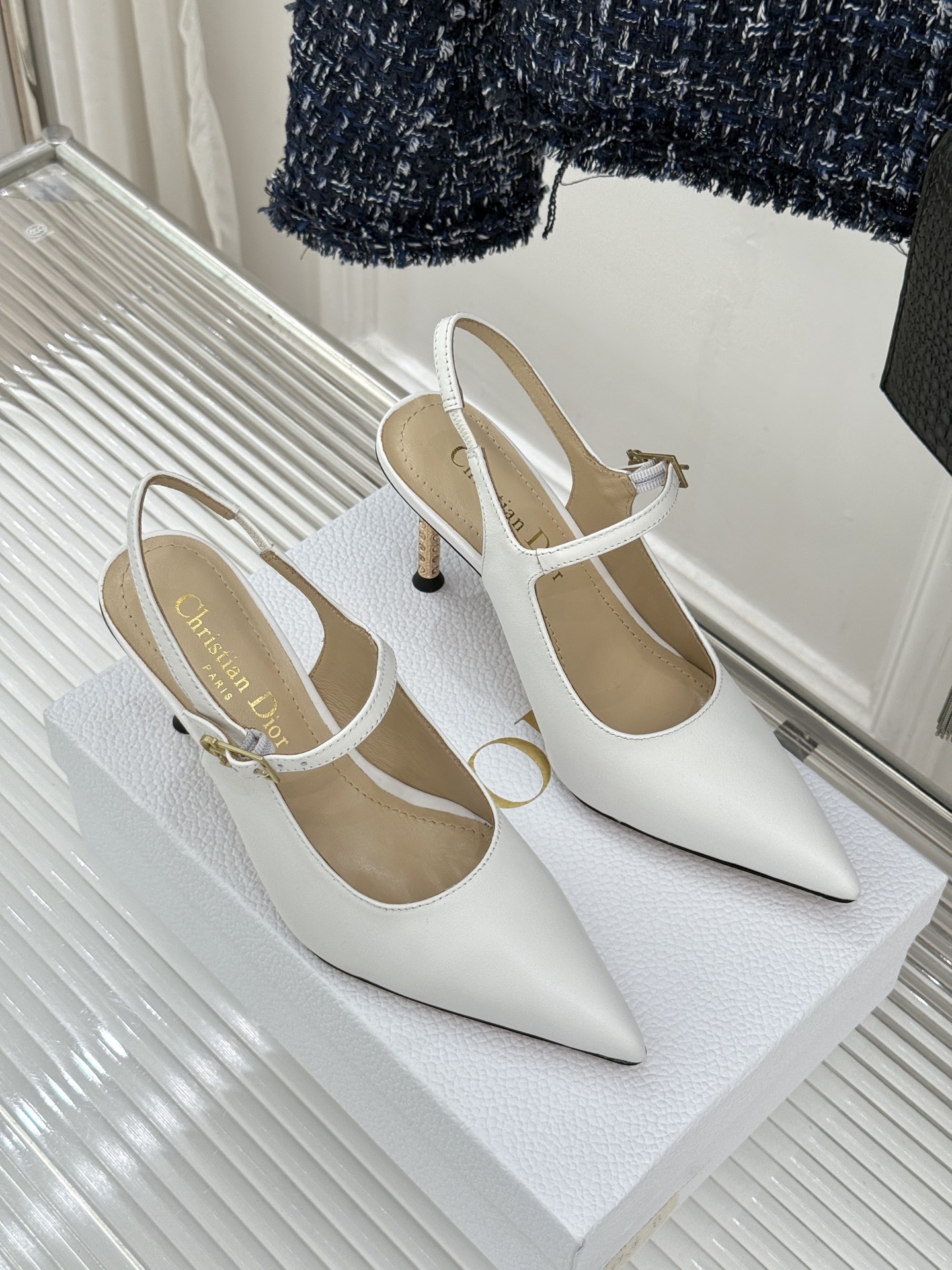 Dior/迪奥26WF早春新品极简尖头金属跟高跟后空凉鞋以极简笔触重塑法式高定优雅。甄选亮泽漆皮打造利落