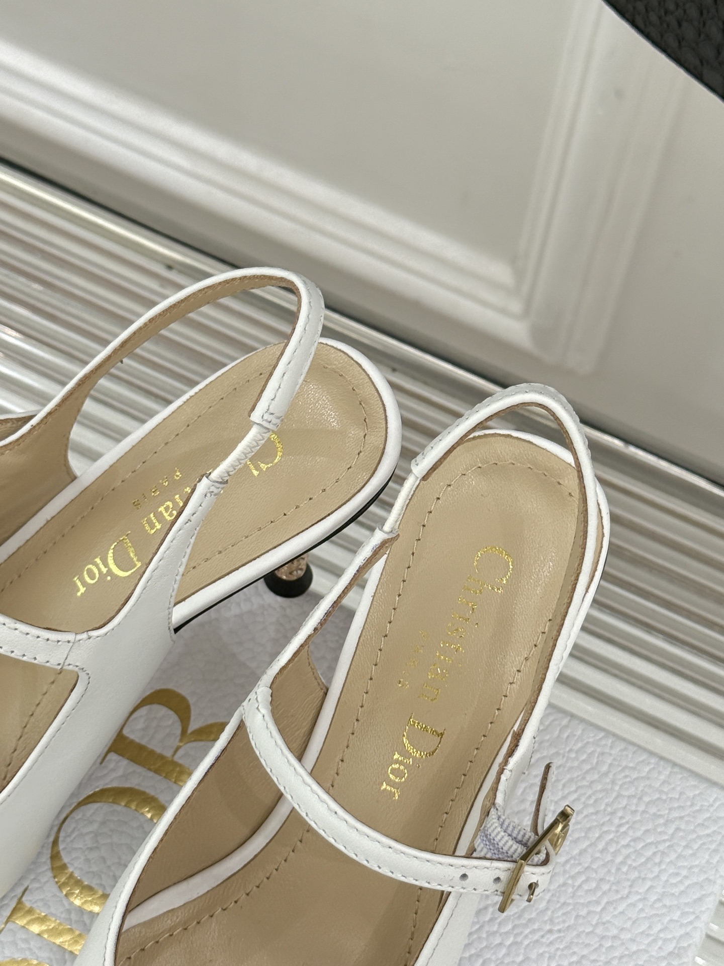 Dior/迪奥26WF早春新品极简尖头金属跟高跟后空凉鞋以极简笔触重塑法式高定优雅。甄选亮泽漆皮打造利落