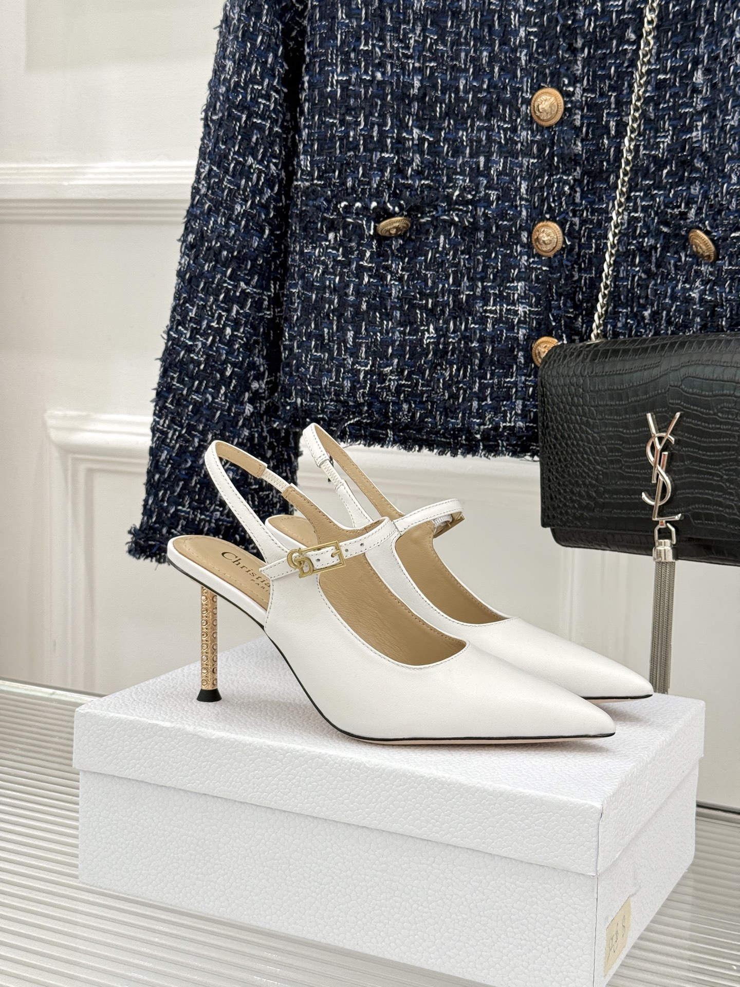 Dior/迪奥26WF早春新品极简尖头金属跟高跟后空凉鞋以极简笔触重塑法式高定优雅。甄选亮泽漆皮打造利落