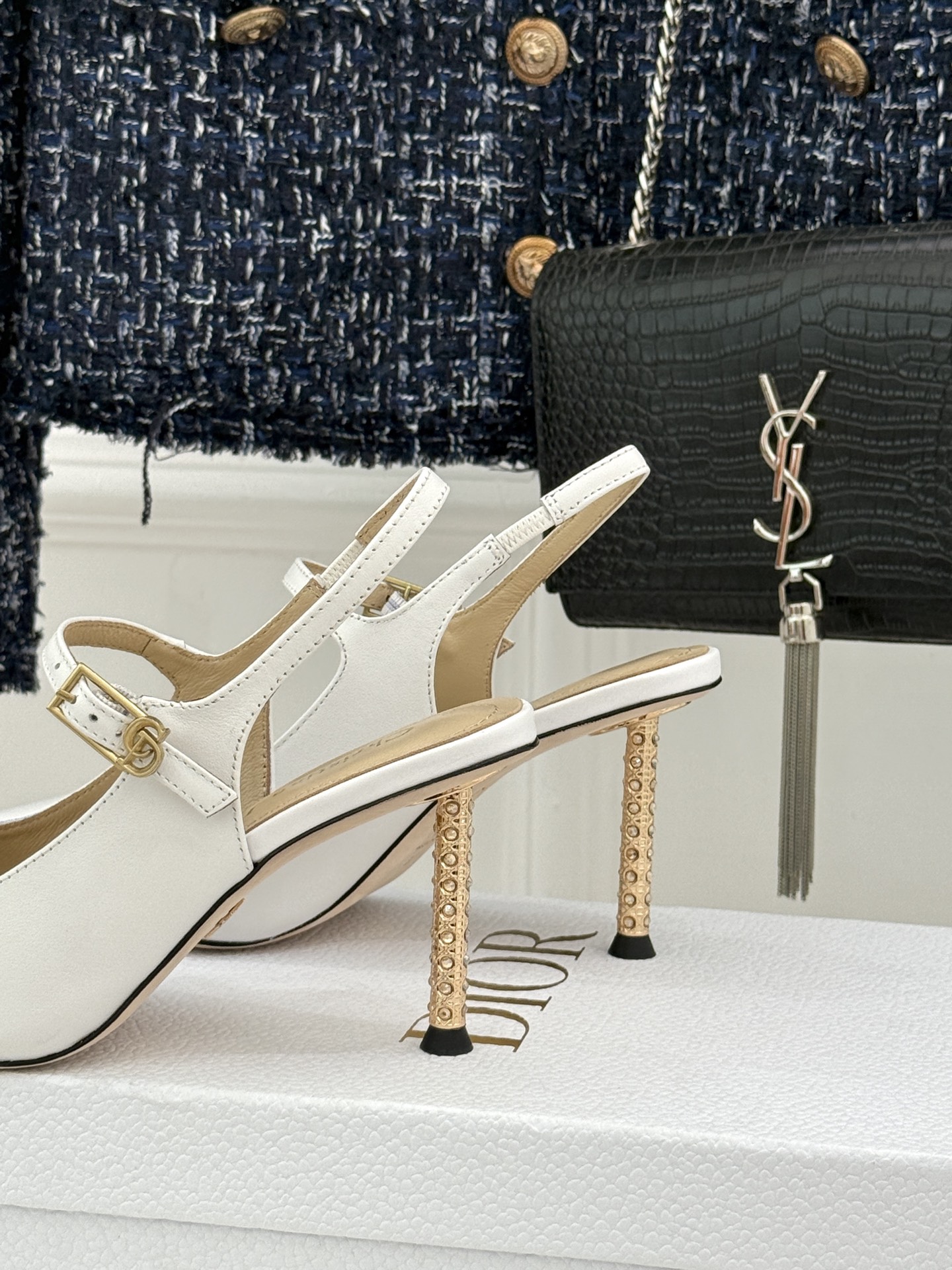 Dior/迪奥26WF早春新品极简尖头金属跟高跟后空凉鞋以极简笔触重塑法式高定优雅。甄选亮泽漆皮打造利落