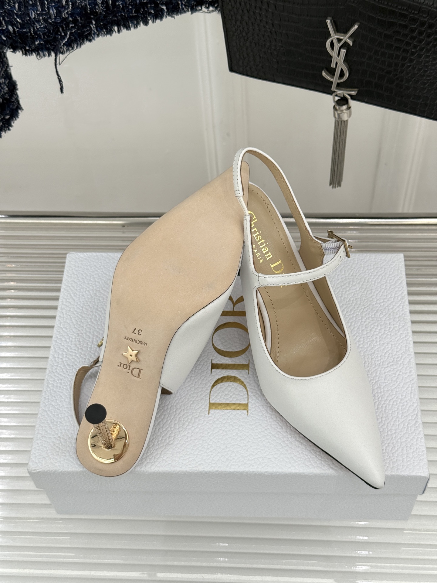 Dior/迪奥26WF早春新品极简尖头金属跟高跟后空凉鞋以极简笔触重塑法式高定优雅。甄选亮泽漆皮打造利落