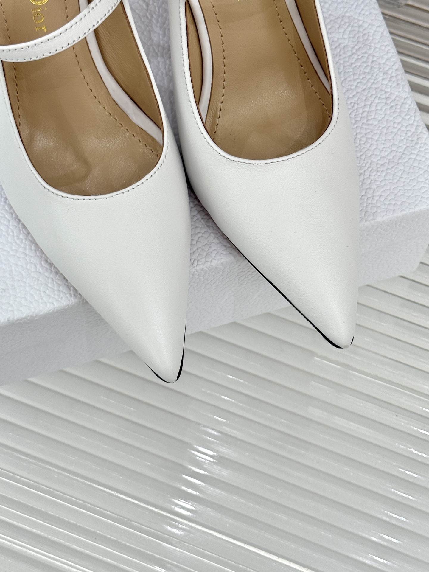 Dior/迪奥26WF早春新品极简尖头金属跟高跟后空凉鞋以极简笔触重塑法式高定优雅。甄选亮泽漆皮打造利落