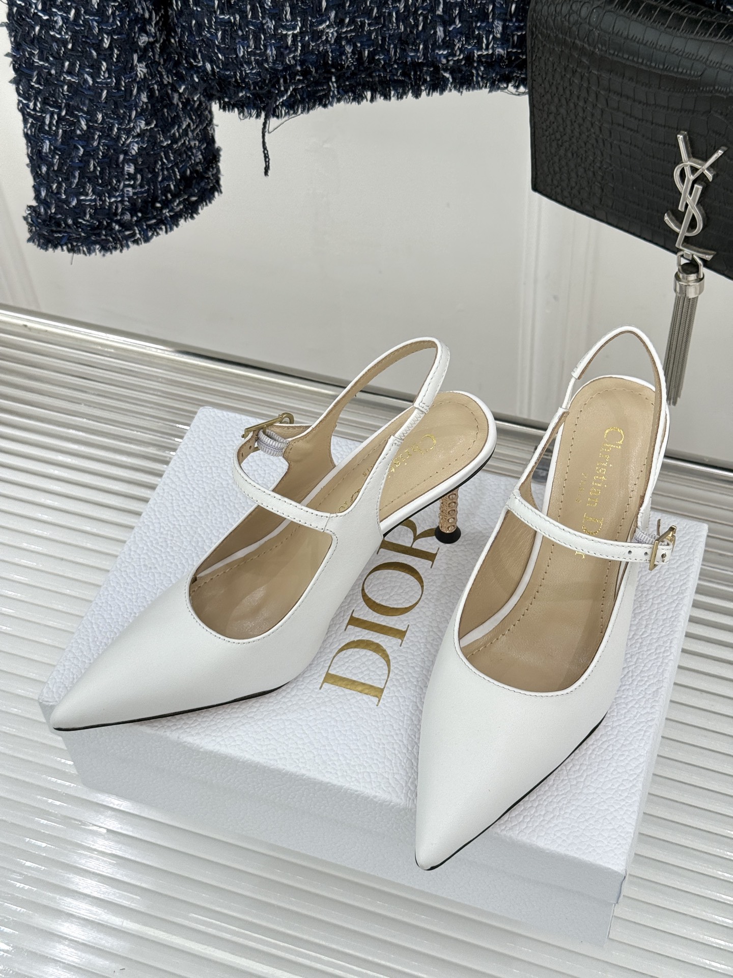 Dior/迪奥26WF早春新品极简尖头金属跟高跟后空凉鞋以极简笔触重塑法式高定优雅。甄选亮泽漆皮打造利落