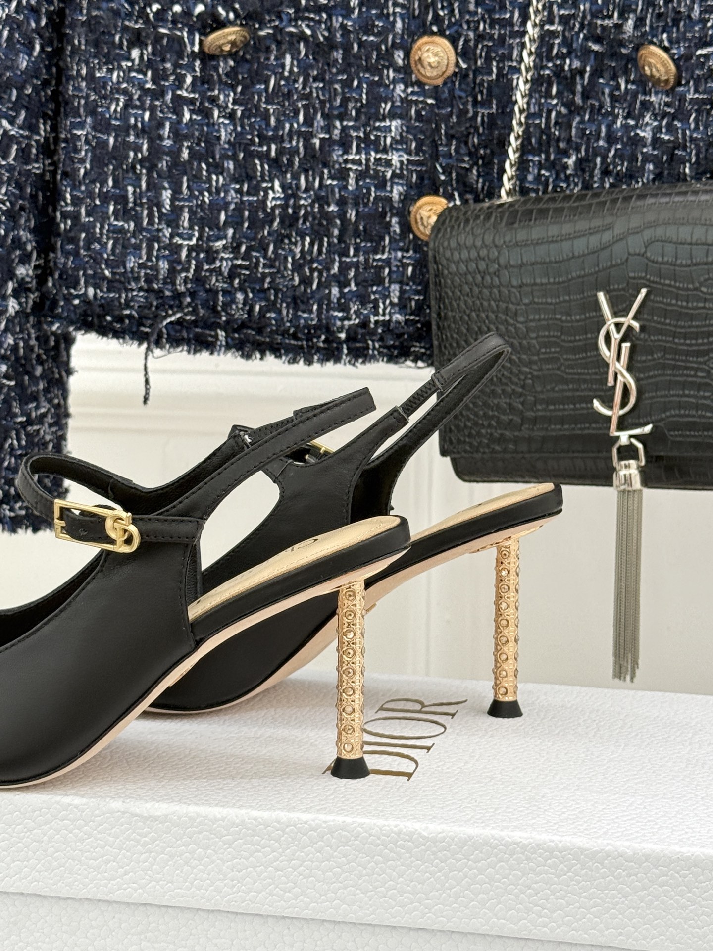 Dior/迪奥26WF早春新品极简尖头金属跟高跟后空凉鞋以极简笔触重塑法式高定优雅。甄选亮泽漆皮打造利落