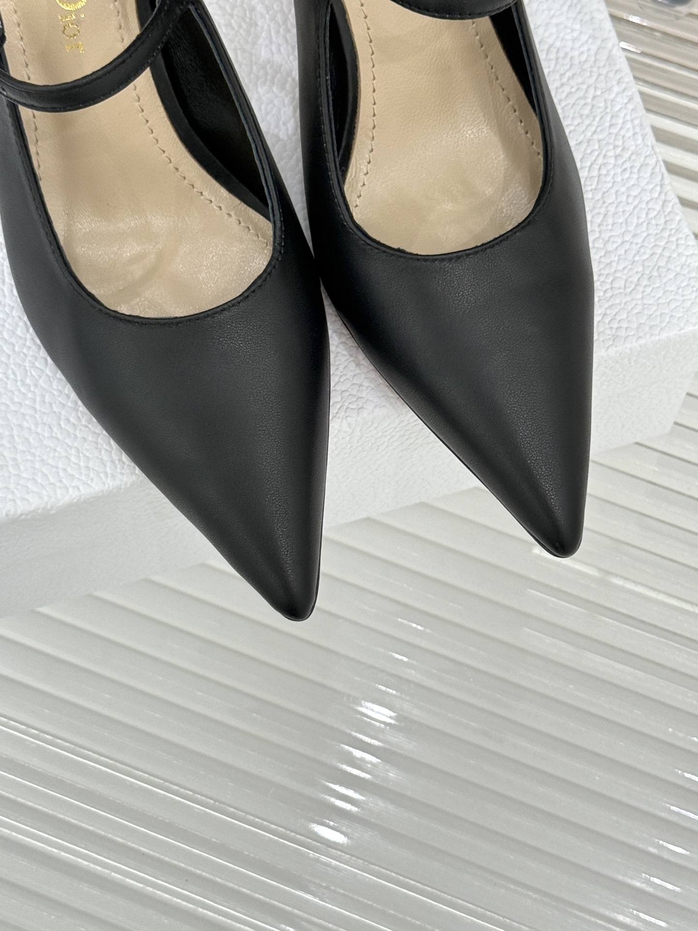 Dior/迪奥26WF早春新品极简尖头金属跟高跟后空凉鞋以极简笔触重塑法式高定优雅。甄选亮泽漆皮打造利落