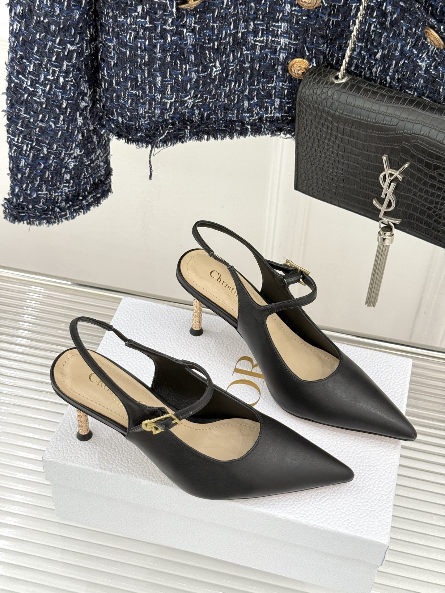 Dior/迪奥26WF早春新品极简尖头金属跟高跟后空凉鞋以极简笔触重塑法式高定优雅。甄选亮泽漆皮打造利落