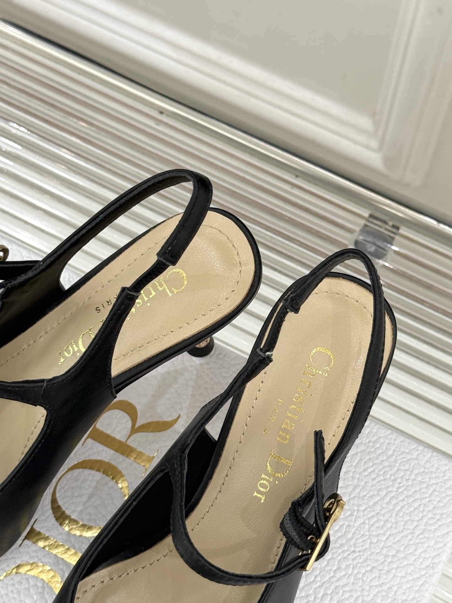 Dior/迪奥26WF早春新品极简尖头金属跟高跟后空凉鞋以极简笔触重塑法式高定优雅。甄选亮泽漆皮打造利落