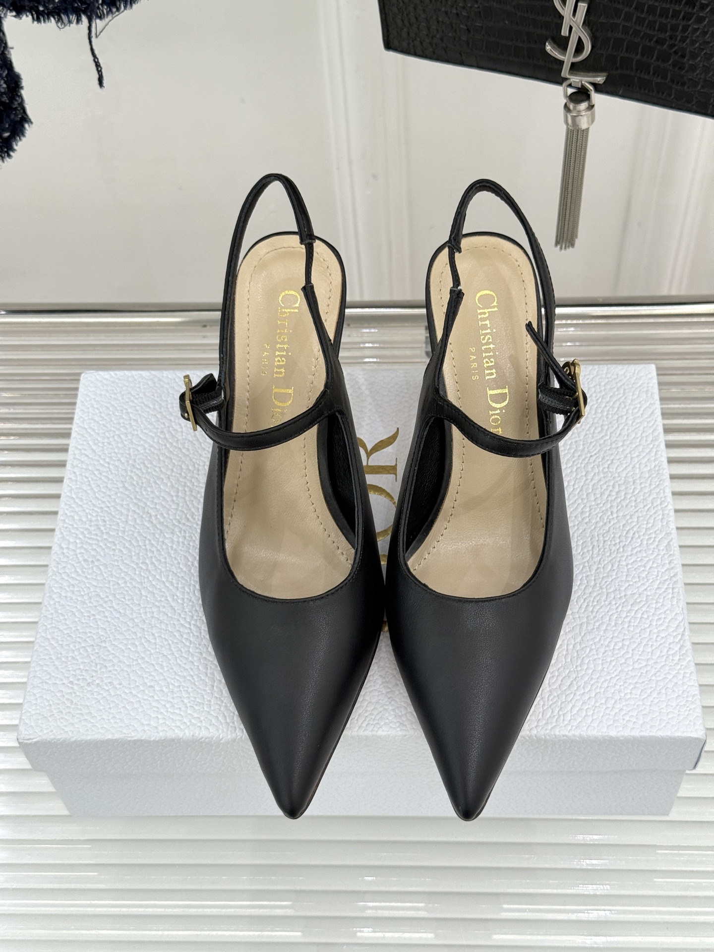 Dior/迪奥26WF早春新品极简尖头金属跟高跟后空凉鞋以极简笔触重塑法式高定优雅。甄选亮泽漆皮打造利落