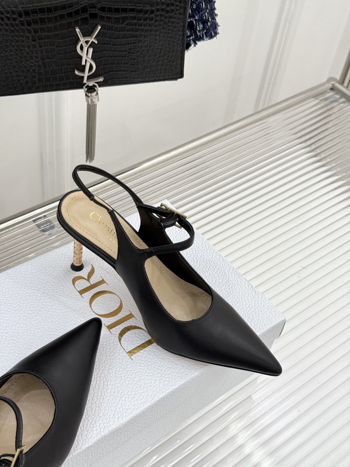 Dior/迪奥26WF早春新品极简尖头金属跟高跟后空凉鞋以极简笔触重塑法式高定优雅。甄选亮泽漆皮打造利落