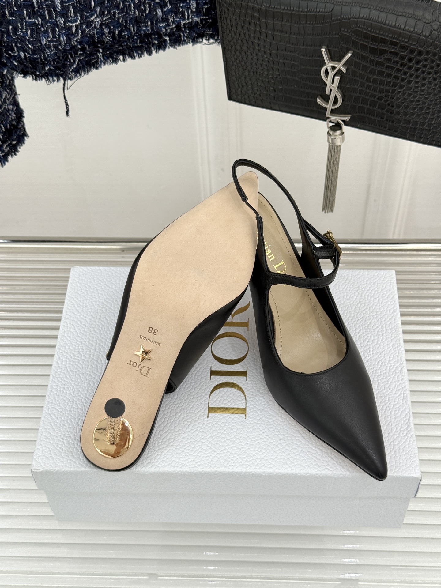 Dior/迪奥26WF早春新品极简尖头金属跟高跟后空凉鞋以极简笔触重塑法式高定优雅。甄选亮泽漆皮打造利落