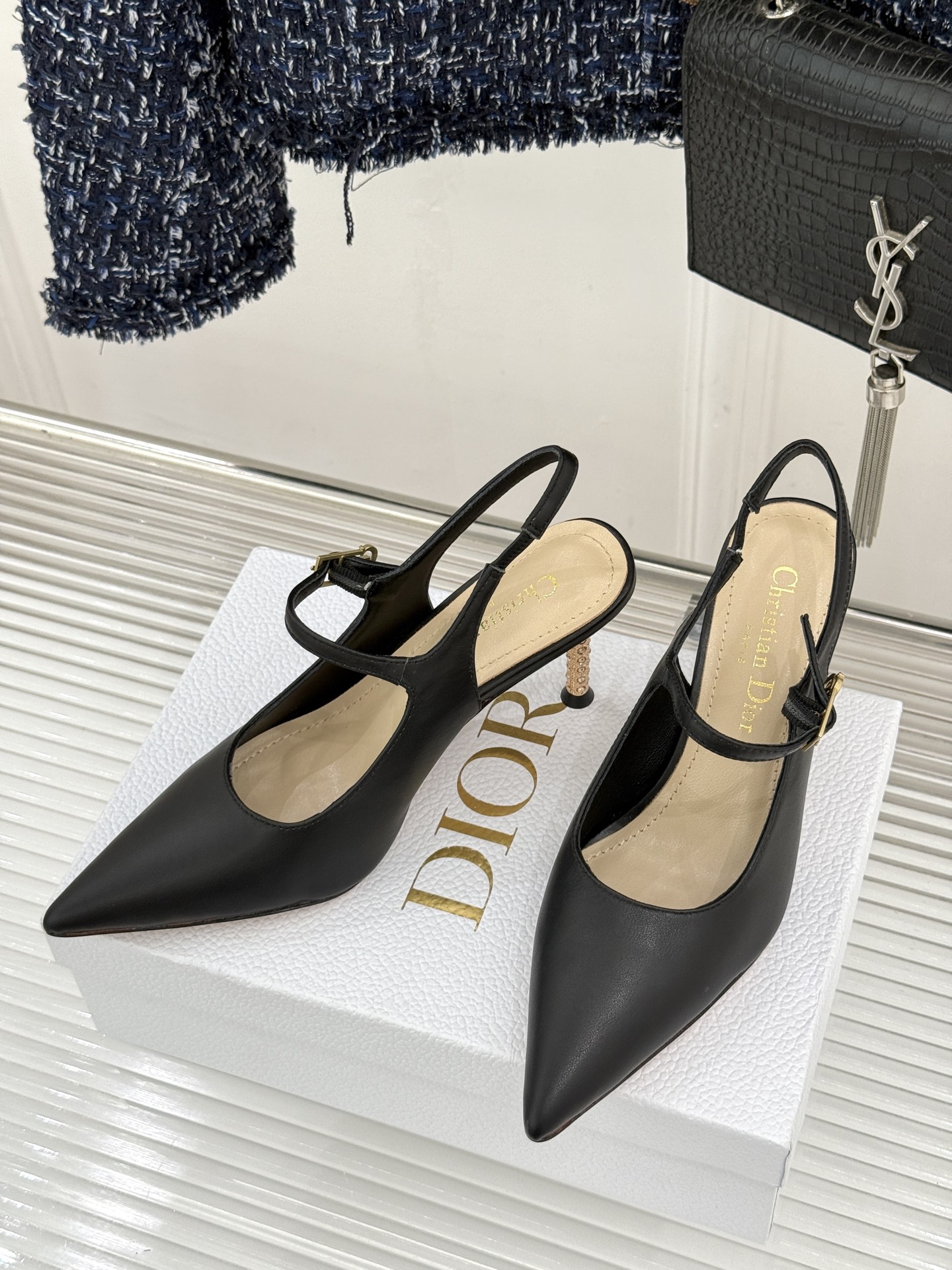 Dior/迪奥26WF早春新品极简尖头金属跟高跟后空凉鞋以极简笔触重塑法式高定优雅。甄选亮泽漆皮打造利落