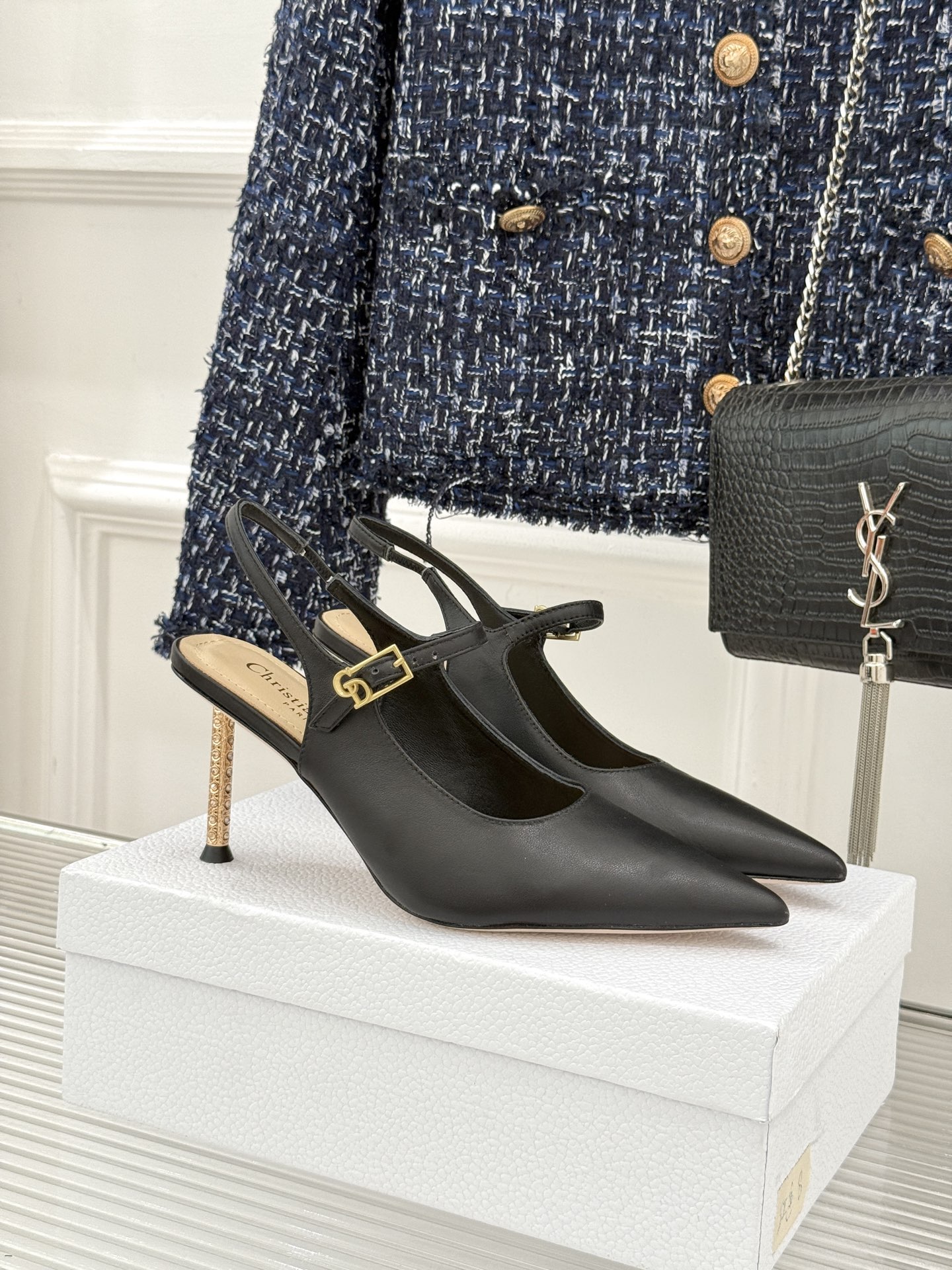 Dior/迪奥26WF早春新品极简尖头金属跟高跟后空凉鞋以极简笔触重塑法式高定优雅。甄选亮泽漆皮打造利落