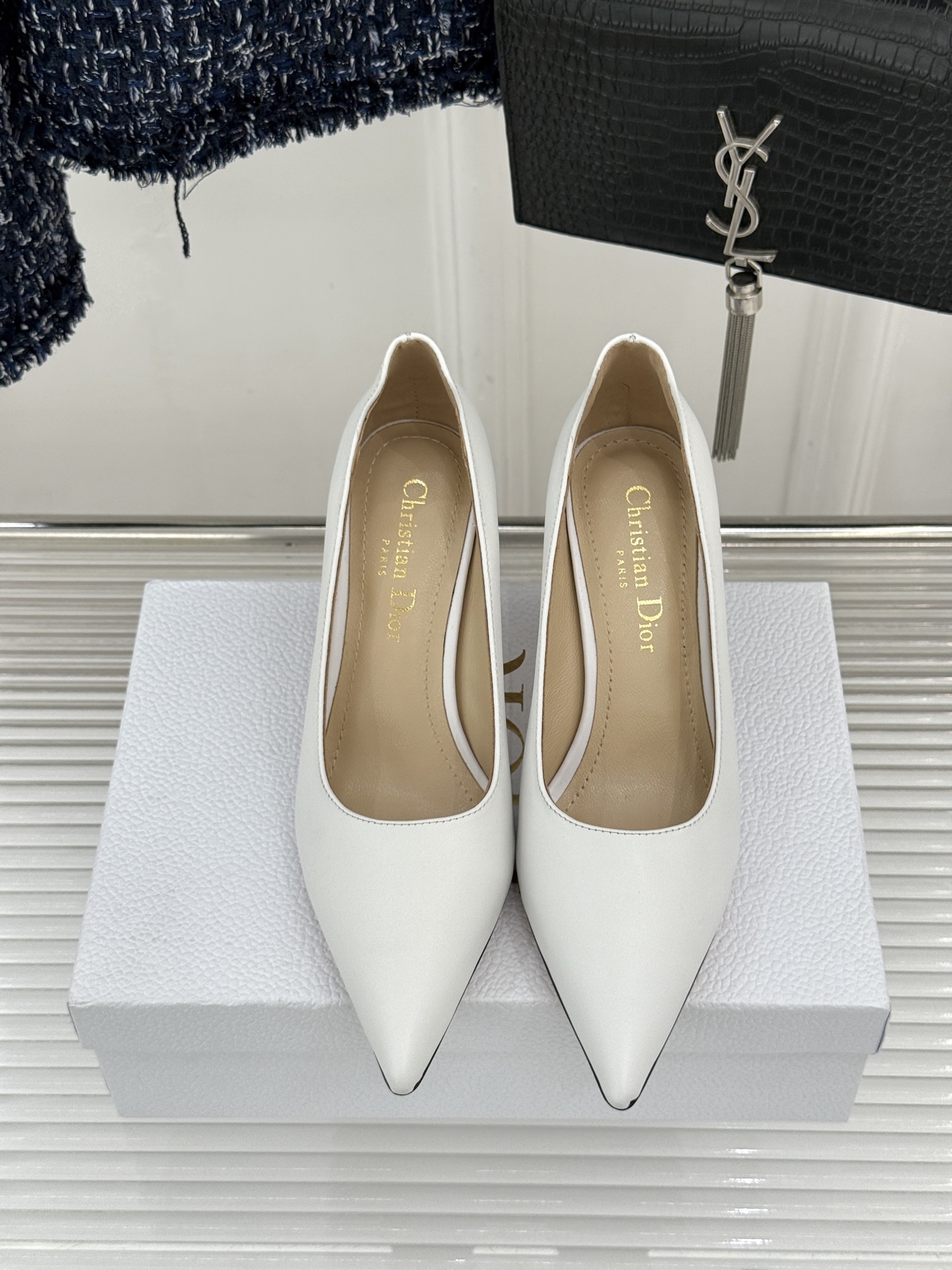 Dior/迪奥26WF早春新品极简尖头金属跟高跟鞋以极简笔触重塑法式高定优雅。甄选亮泽漆皮打造利落尖头鞋