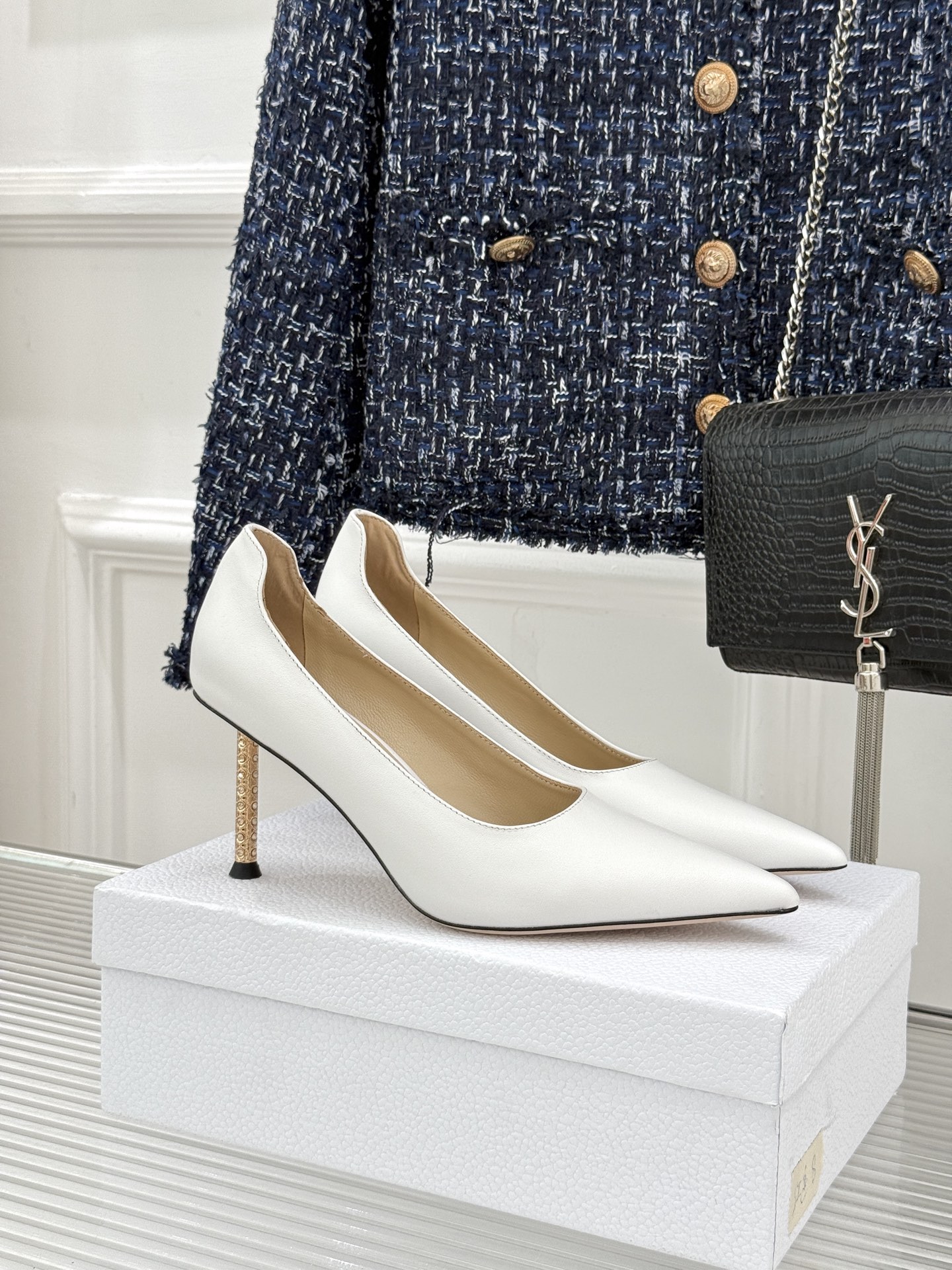 Dior/迪奥26WF早春新品极简尖头金属跟高跟鞋以极简笔触重塑法式高定优雅。甄选亮泽漆皮打造利落尖头鞋