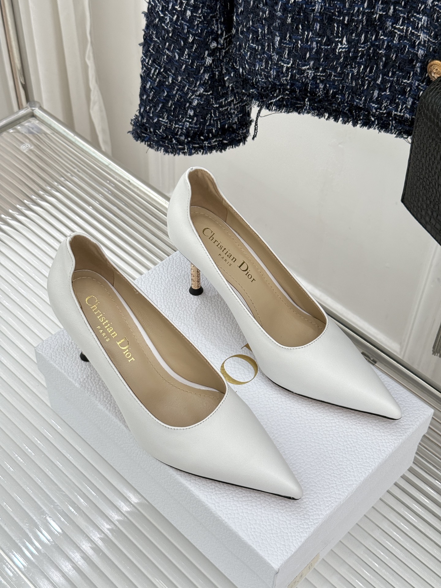 Dior/迪奥26WF早春新品极简尖头金属跟高跟鞋以极简笔触重塑法式高定优雅。甄选亮泽漆皮打造利落尖头鞋