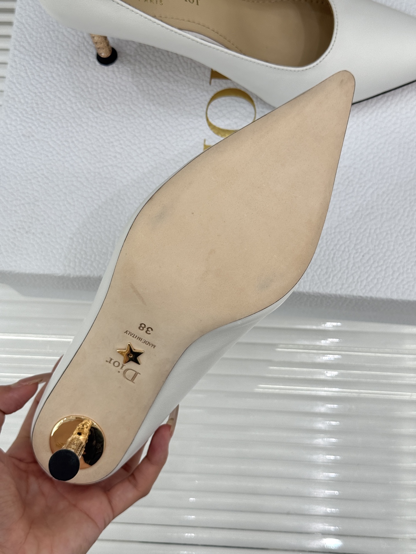 Dior/迪奥26WF早春新品极简尖头金属跟高跟鞋以极简笔触重塑法式高定优雅。甄选亮泽漆皮打造利落尖头鞋