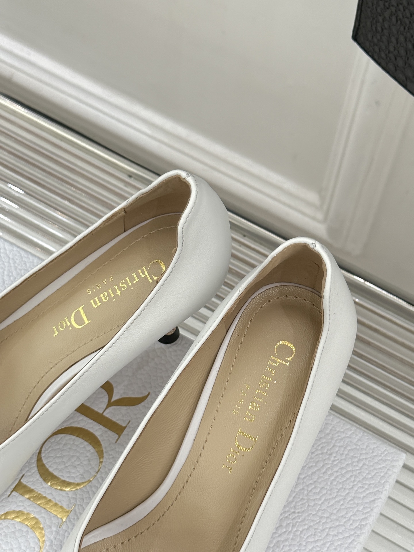 Dior/迪奥26WF早春新品极简尖头金属跟高跟鞋以极简笔触重塑法式高定优雅。甄选亮泽漆皮打造利落尖头鞋