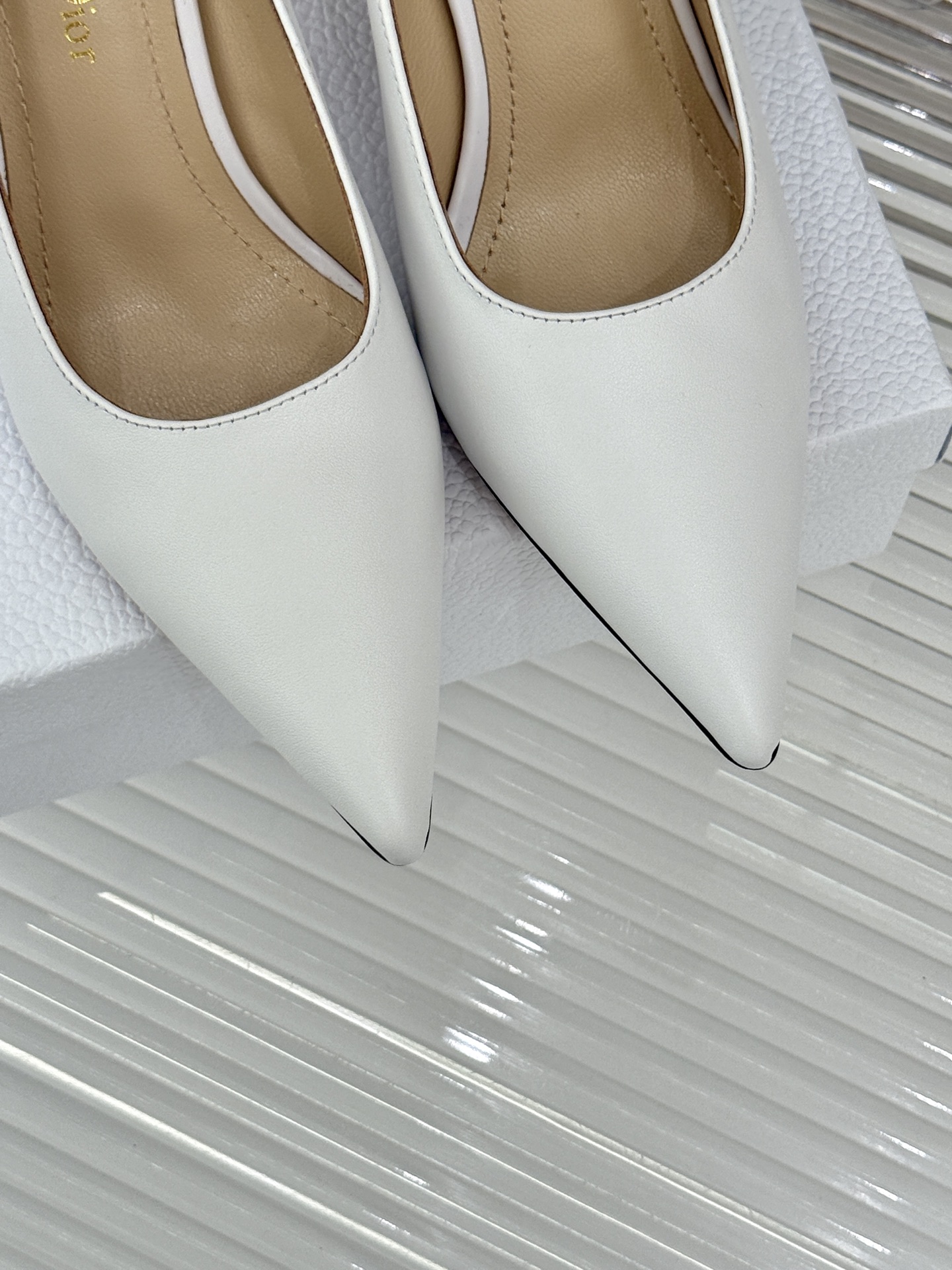 Dior/迪奥26WF早春新品极简尖头金属跟高跟鞋以极简笔触重塑法式高定优雅。甄选亮泽漆皮打造利落尖头鞋