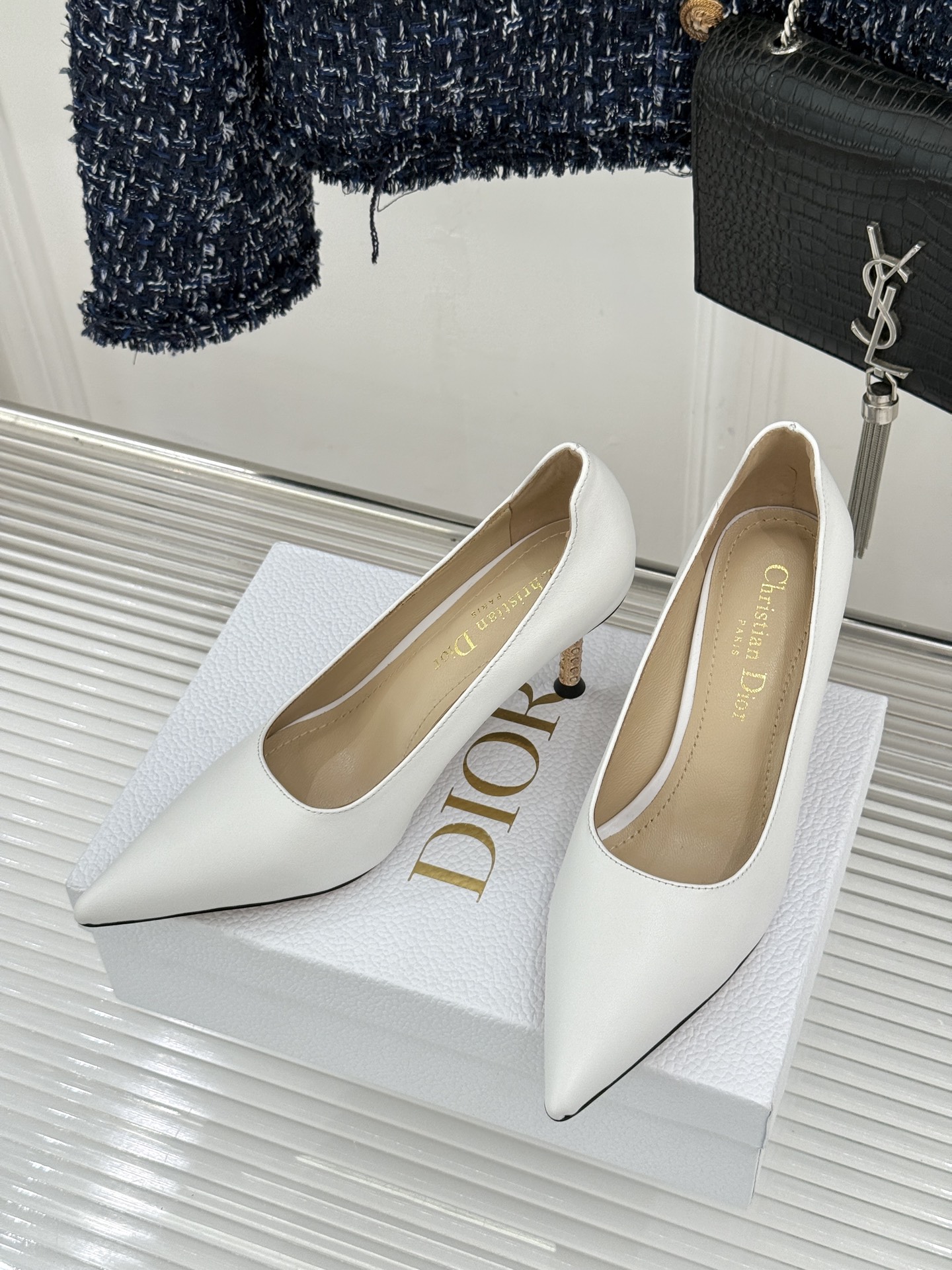 Dior/迪奥26WF早春新品极简尖头金属跟高跟鞋以极简笔触重塑法式高定优雅。甄选亮泽漆皮打造利落尖头鞋