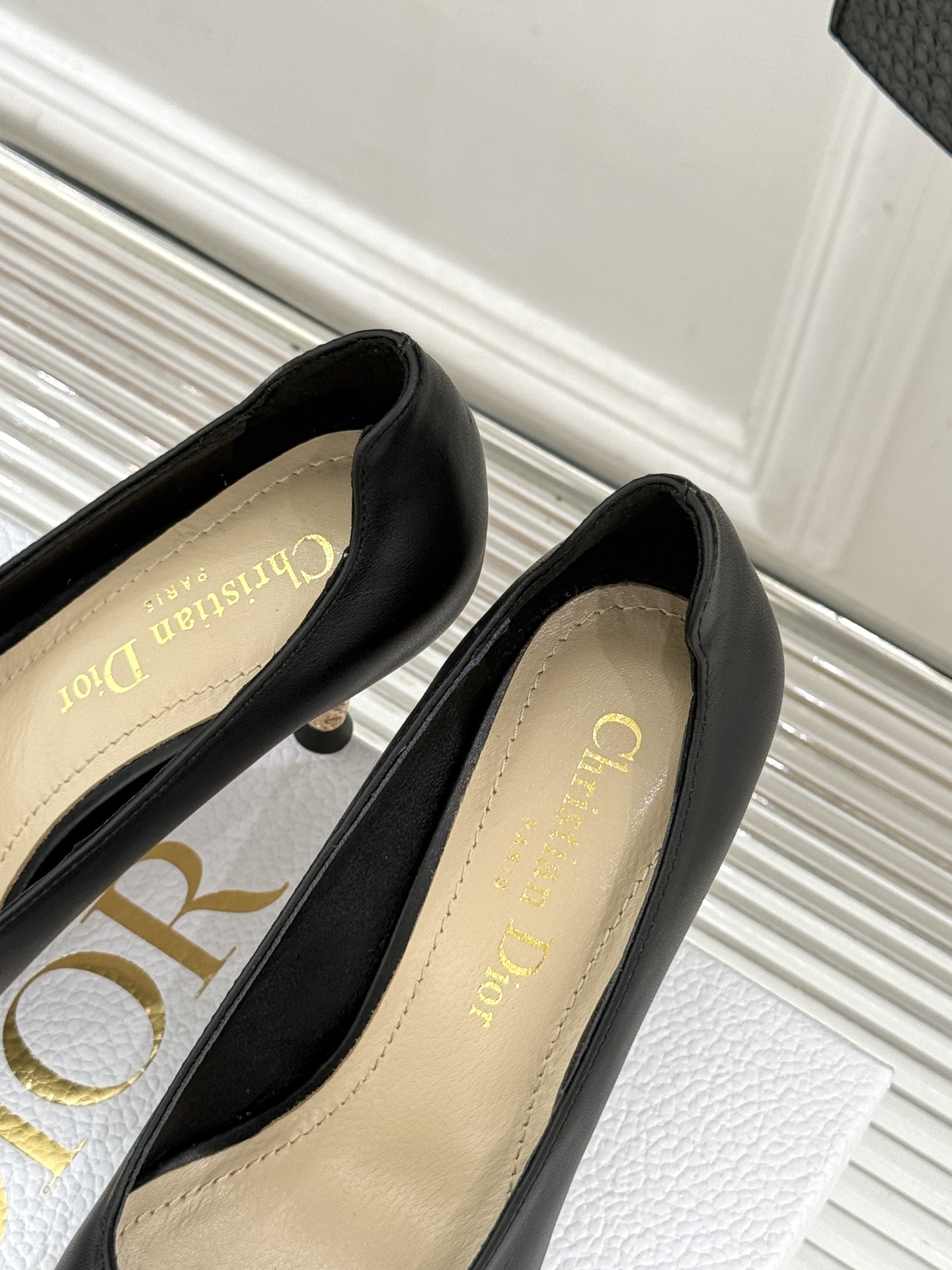 Dior/迪奥26WF早春新品极简尖头金属跟高跟鞋以极简笔触重塑法式高定优雅。甄选亮泽漆皮打造利落尖头鞋