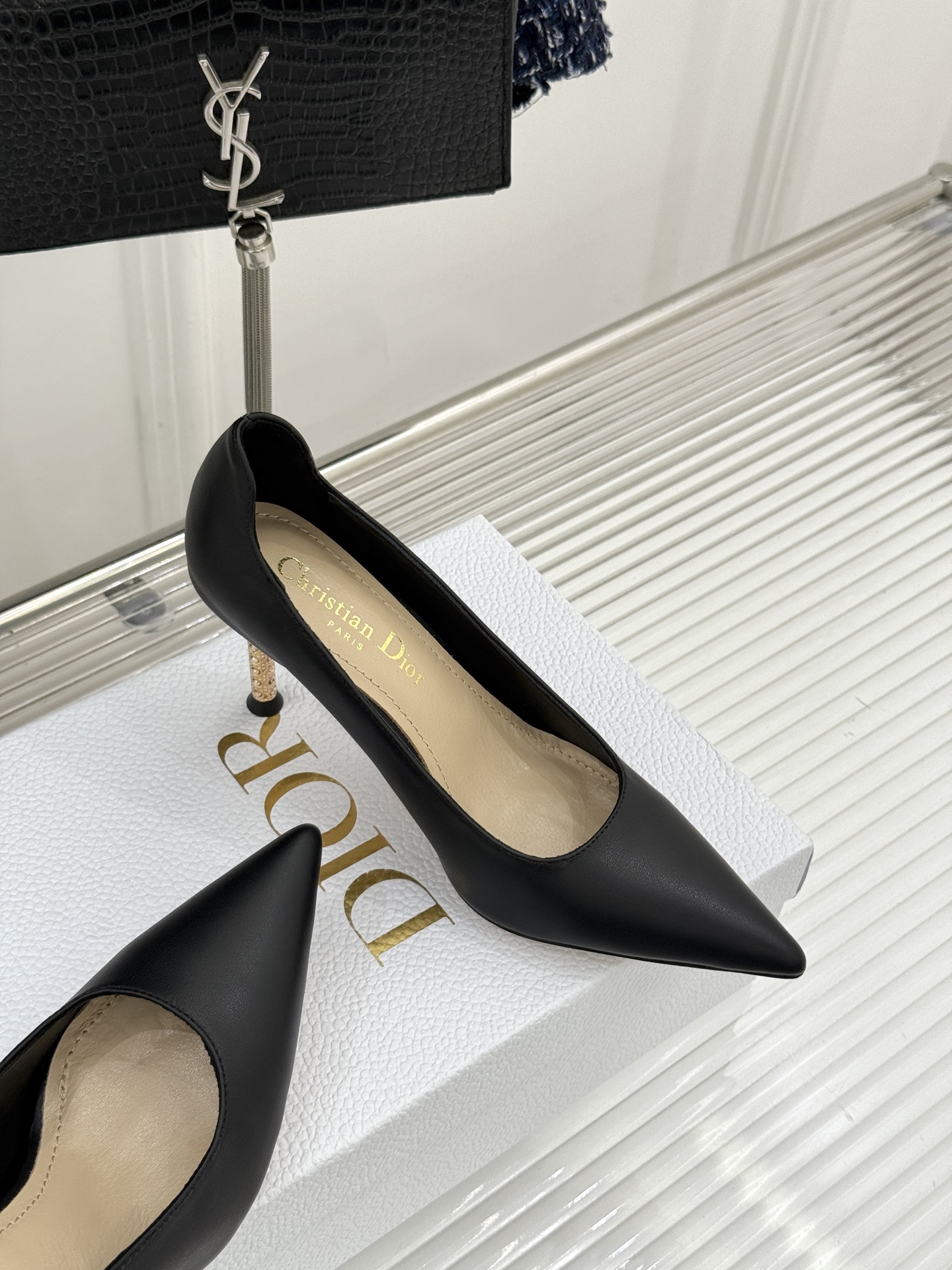 Dior/迪奥26WF早春新品极简尖头金属跟高跟鞋以极简笔触重塑法式高定优雅。甄选亮泽漆皮打造利落尖头鞋