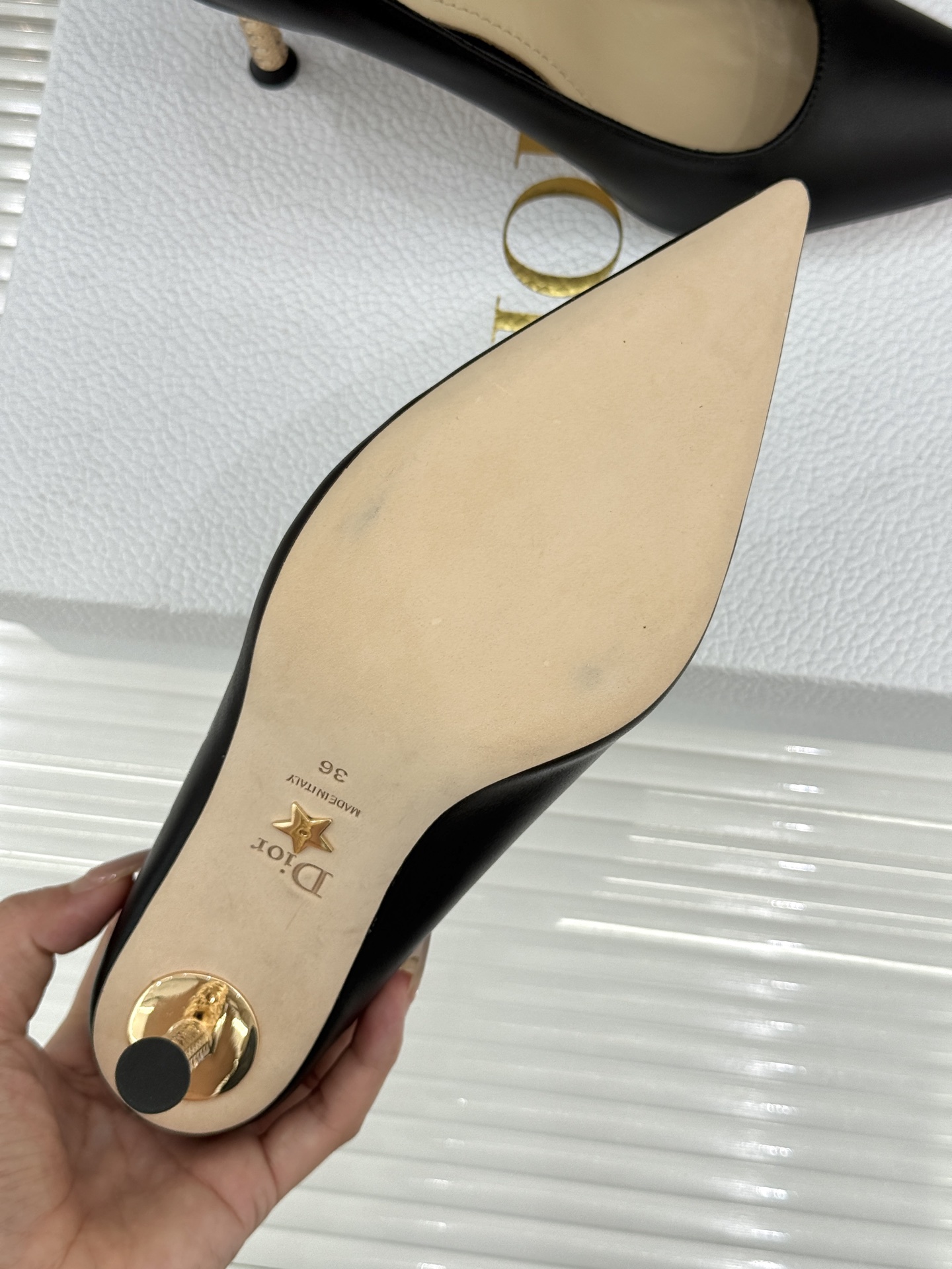 Dior/迪奥26WF早春新品极简尖头金属跟高跟鞋以极简笔触重塑法式高定优雅。甄选亮泽漆皮打造利落尖头鞋