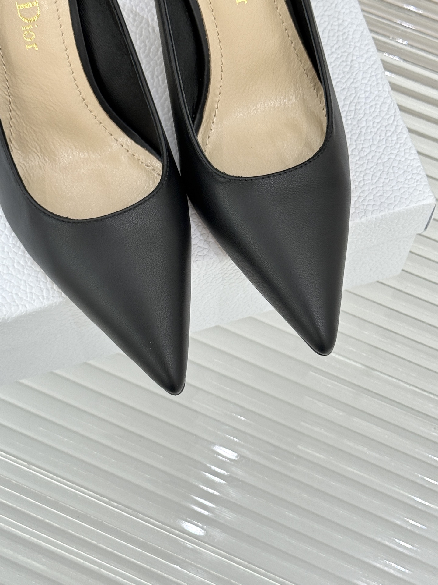 Dior/迪奥26WF早春新品极简尖头金属跟高跟鞋以极简笔触重塑法式高定优雅。甄选亮泽漆皮打造利落尖头鞋