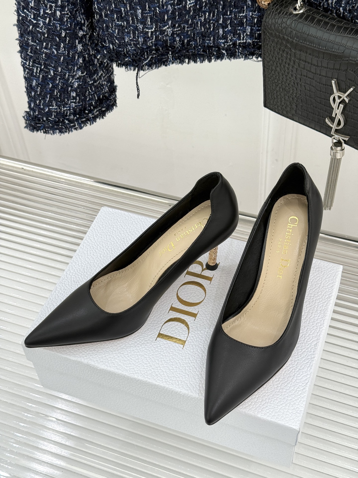 Dior/迪奥26WF早春新品极简尖头金属跟高跟鞋以极简笔触重塑法式高定优雅。甄选亮泽漆皮打造利落尖头鞋