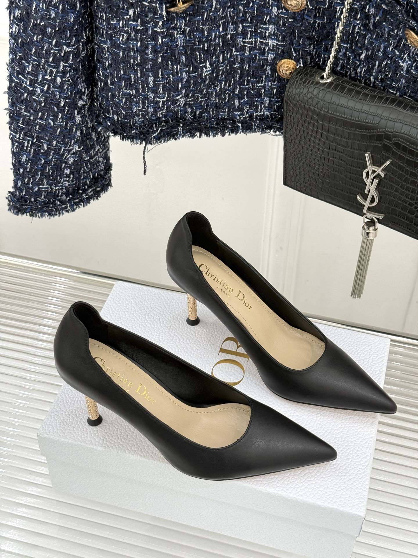 Dior/迪奥26WF早春新品极简尖头金属跟高跟鞋以极简笔触重塑法式高定优雅。甄选亮泽漆皮打造利落尖头鞋