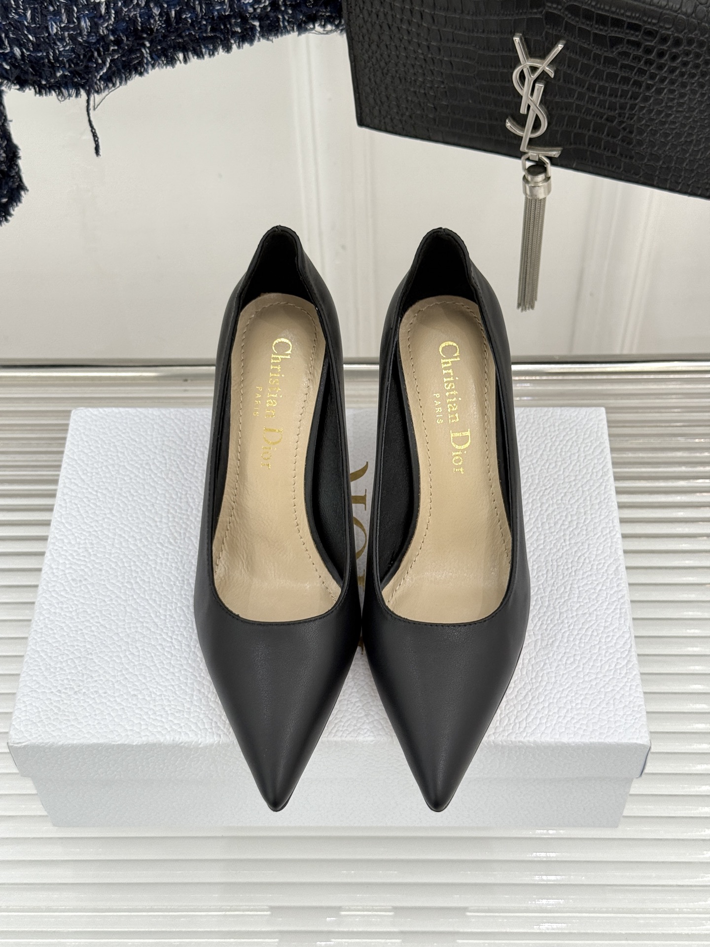 Dior/迪奥26WF早春新品极简尖头金属跟高跟鞋以极简笔触重塑法式高定优雅。甄选亮泽漆皮打造利落尖头鞋