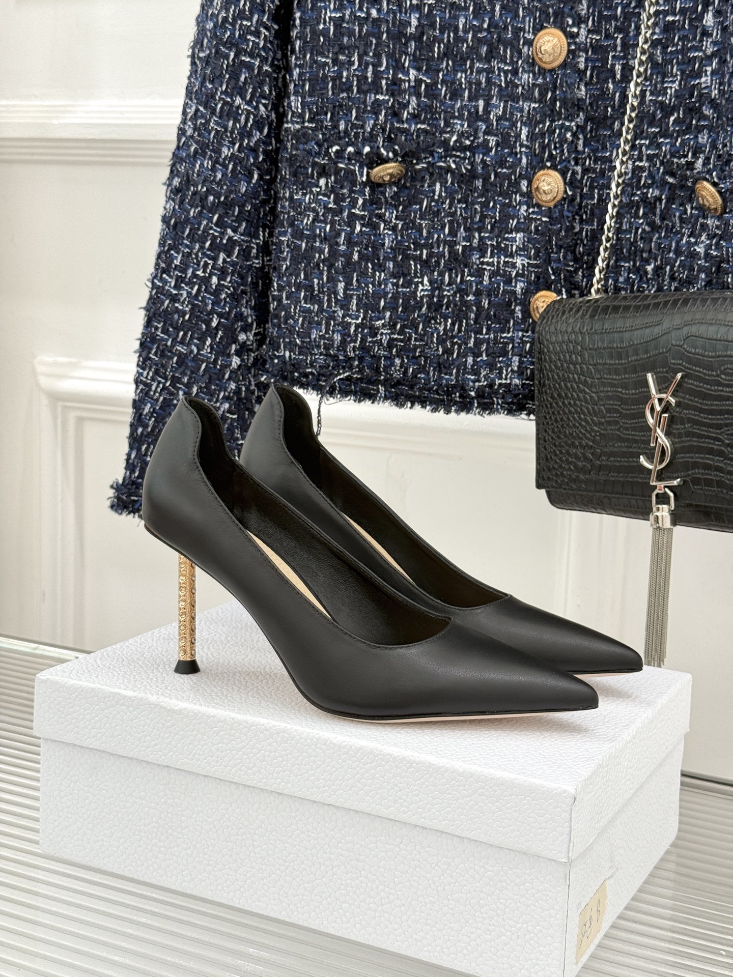 Dior/迪奥26WF早春新品极简尖头金属跟高跟鞋以极简笔触重塑法式高定优雅。甄选亮泽漆皮打造利落尖头鞋