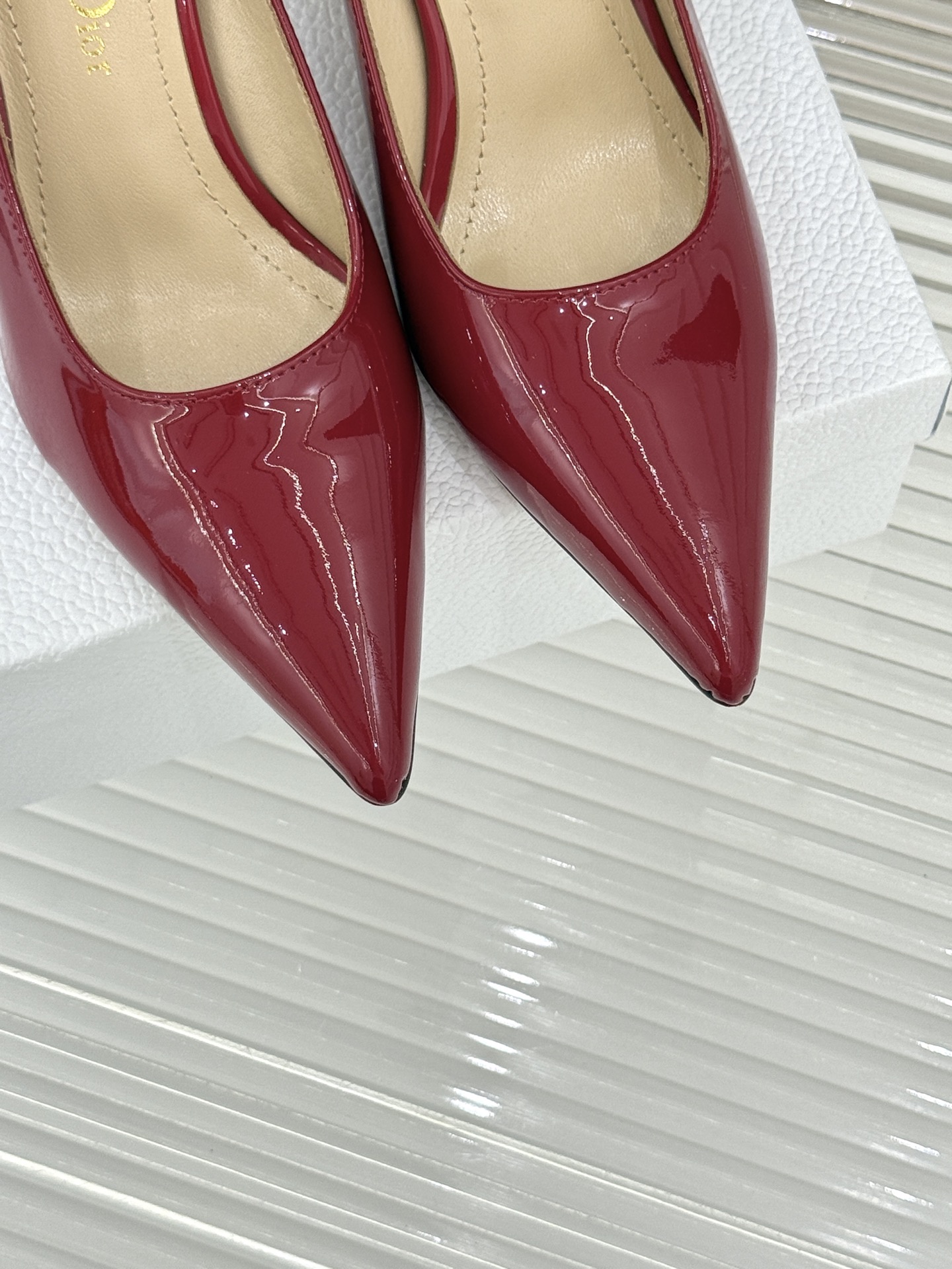 Dior/迪奥26WF早春新品极简尖头金属跟高跟鞋以极简笔触重塑法式高定优雅。甄选亮泽漆皮打造利落尖头鞋