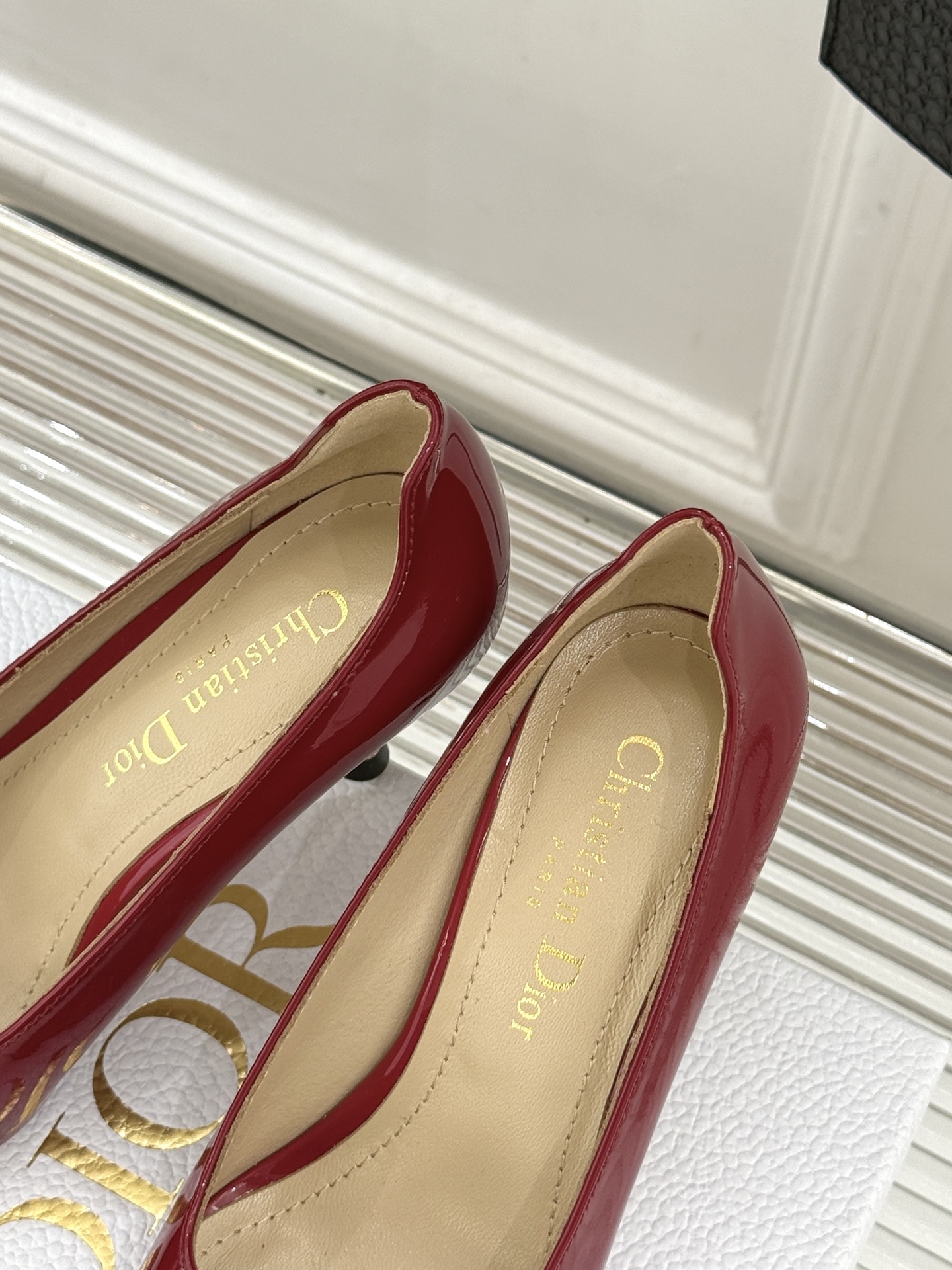 Dior/迪奥26WF早春新品极简尖头金属跟高跟鞋以极简笔触重塑法式高定优雅。甄选亮泽漆皮打造利落尖头鞋