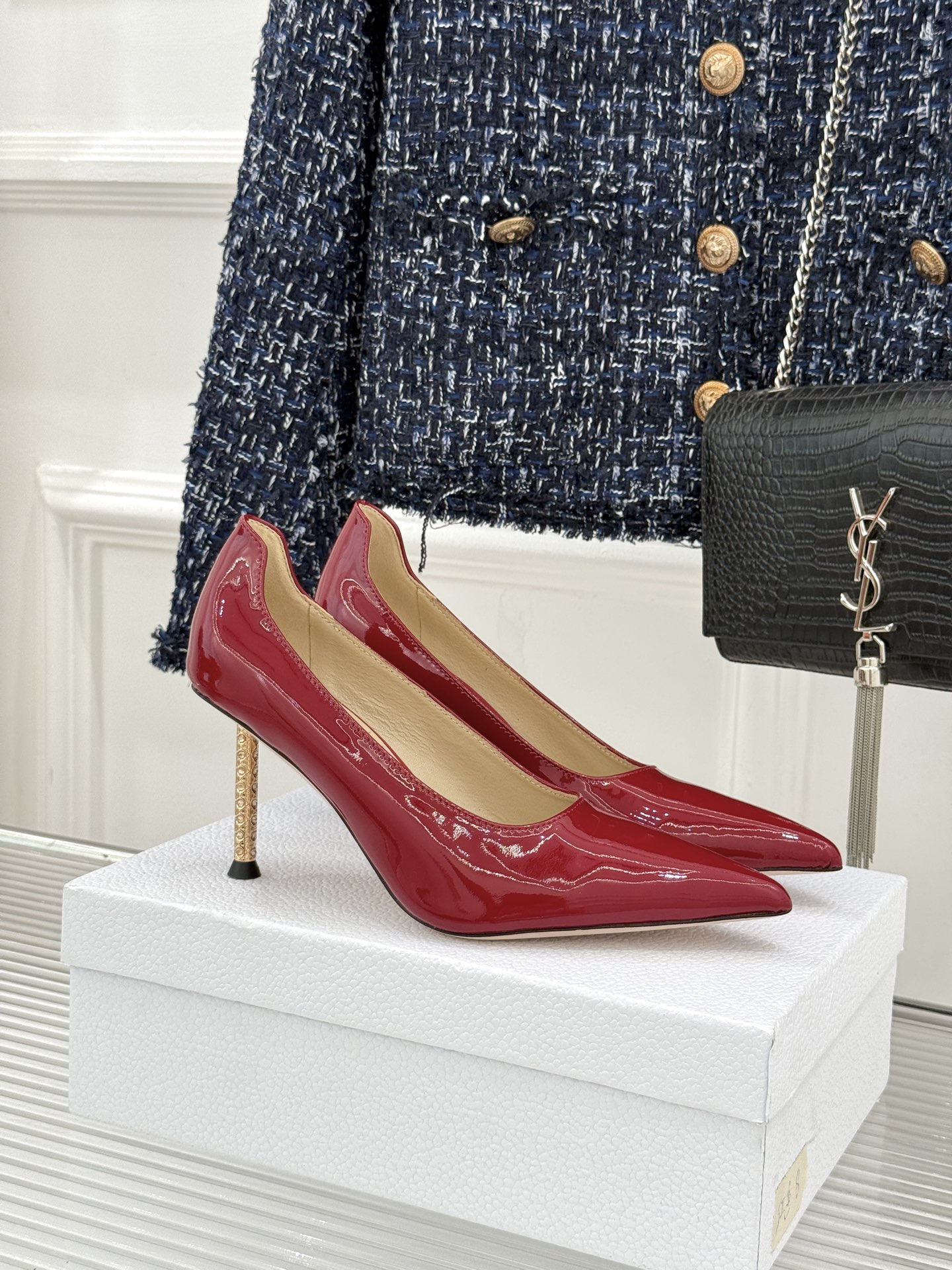 Dior/迪奥26WF早春新品极简尖头金属跟高跟鞋以极简笔触重塑法式高定优雅。甄选亮泽漆皮打造利落尖头鞋